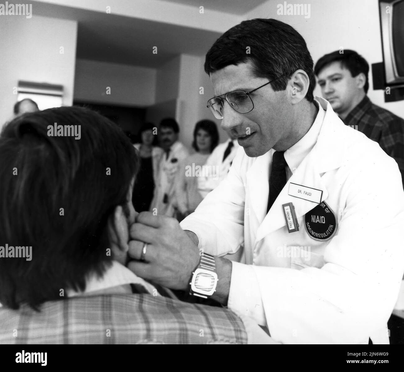 Anthony Fauci während der frühen Jahre der AIDS-Epidemie Dr. Anthony Fauci untersuchte einen frühen AIDS-Patienten am NIH, 1987. Kredit: NIAID Stockfoto