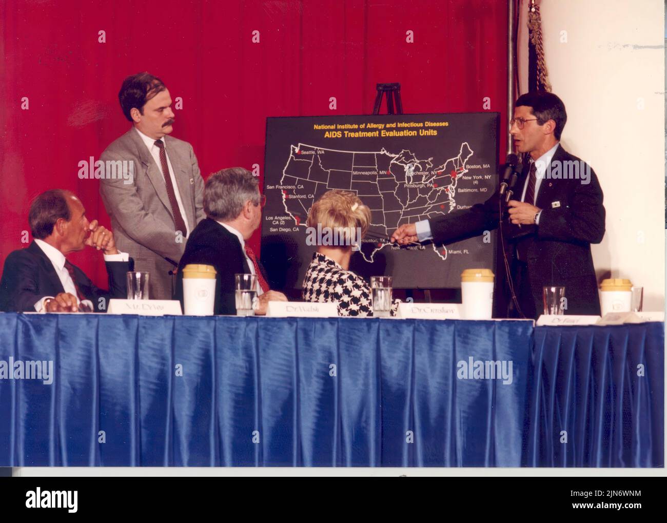 Anthony Fauci präsentiert während des Reagan Visit 1987 Dr. Anthony Fauci präsentiert auf einem Campus-Besuch von Ronald Reagan im Jahr 1987 über AIDS. Kredit: NIH Stockfoto