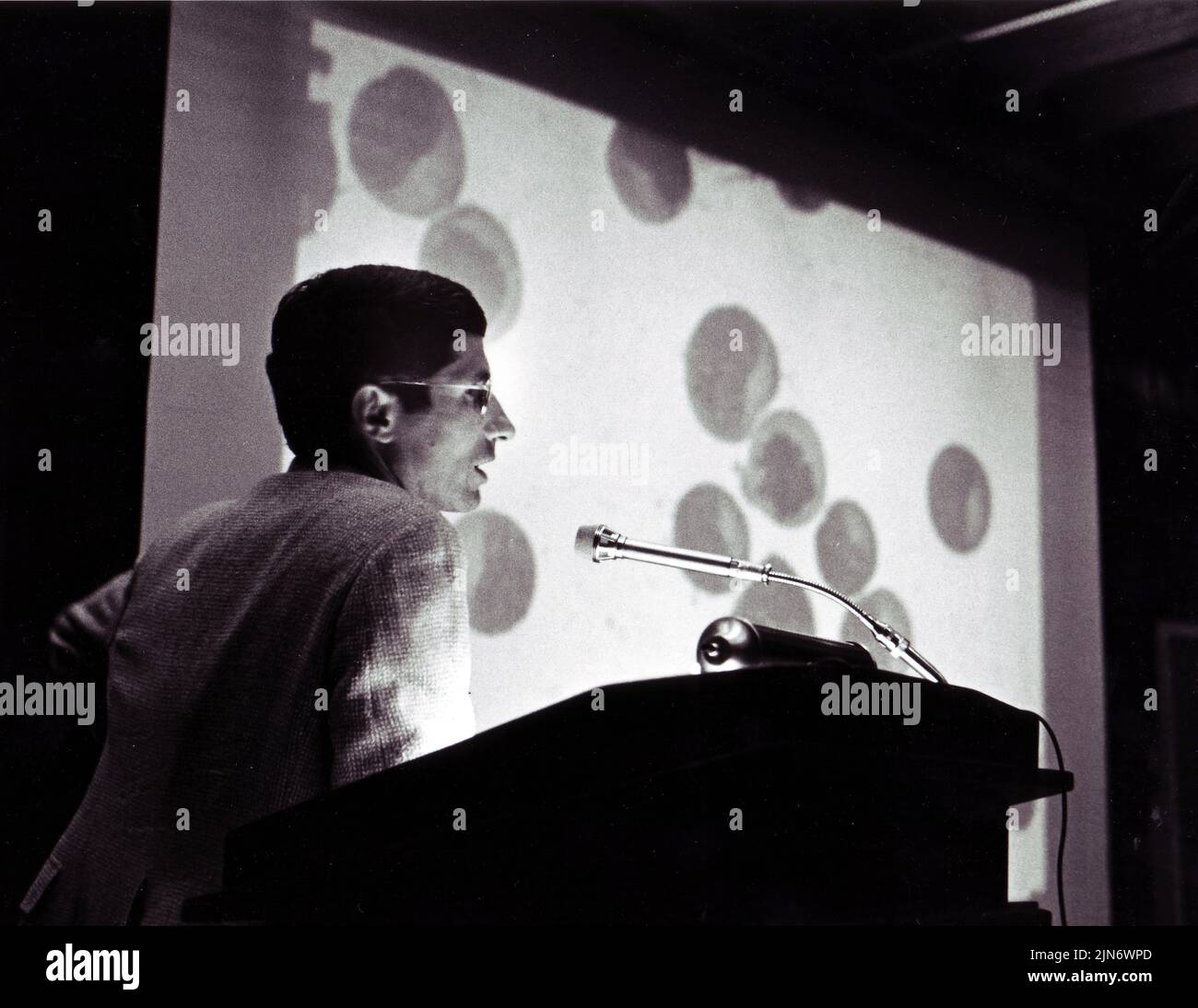 Anthony Fauci spricht, 1985 Dr. Anthony Fauci hielt 1985 einen Vortrag im Zusammenhang mit AIDS. Kredit: NIAID Stockfoto