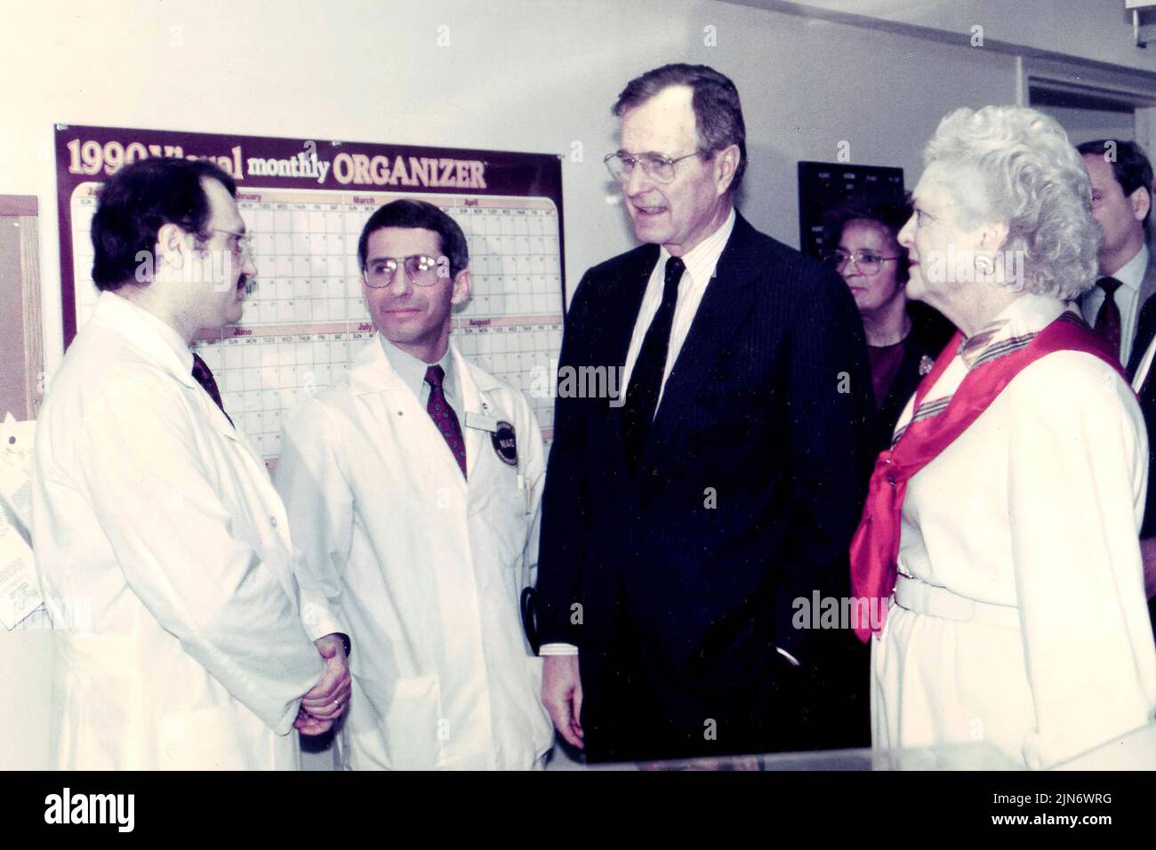 Anthony Fauci mit George und Barbara Bush Dr. Anthony Fauci mit George H.W. und Barbara Bush bei einem Besuch auf dem Campus im Jahr 1990. Kredit: NIAID Stockfoto