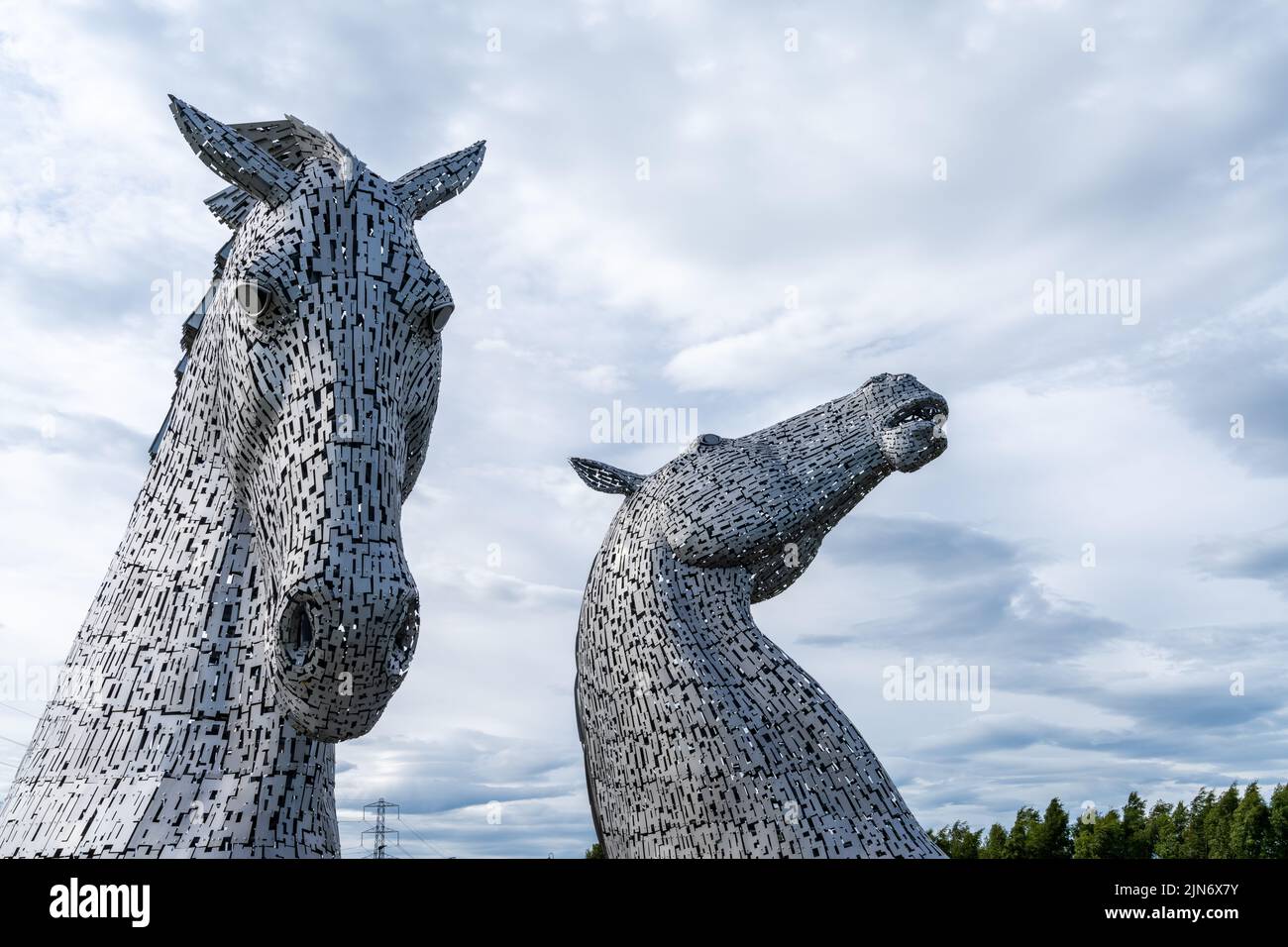 Falkirk, Großbritannien - 20. Juni 2022: Die Kelpies in Falkirk unter einem ausdrucksstarken, bewölkten Himmel Stockfoto