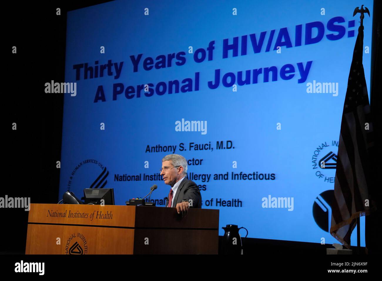 Dr. Anthony S. Fauci spricht über 30 Jahre HIV/AIDS am 31. Mai 2011 hielt Anthony S. Fauci, M.D., Direktor der NIAID, einen besonderen Vortrag zum Gedenken an den 30.. Jahrestag der ersten berichteten Fälle von AIDS. Der Vortrag mit dem Titel „30 Jahre HIV/AIDS: Eine persönliche Reise“ fand im Masur Auditorium auf dem NIH-Campus in Bethesda, Maryland, statt. Während seines Vortrags beschrieb Dr. Fauci, der sich seit Beginn des Gesprächs intensiv mit dem Kampf gegen HIV/AIDS beschäftigt, seine persönlichen Erfahrungen als Arzt, führender HIV/AIDS-Forscher und wissenschaftlicher Administrator. Kredit: NIAID Stockfoto