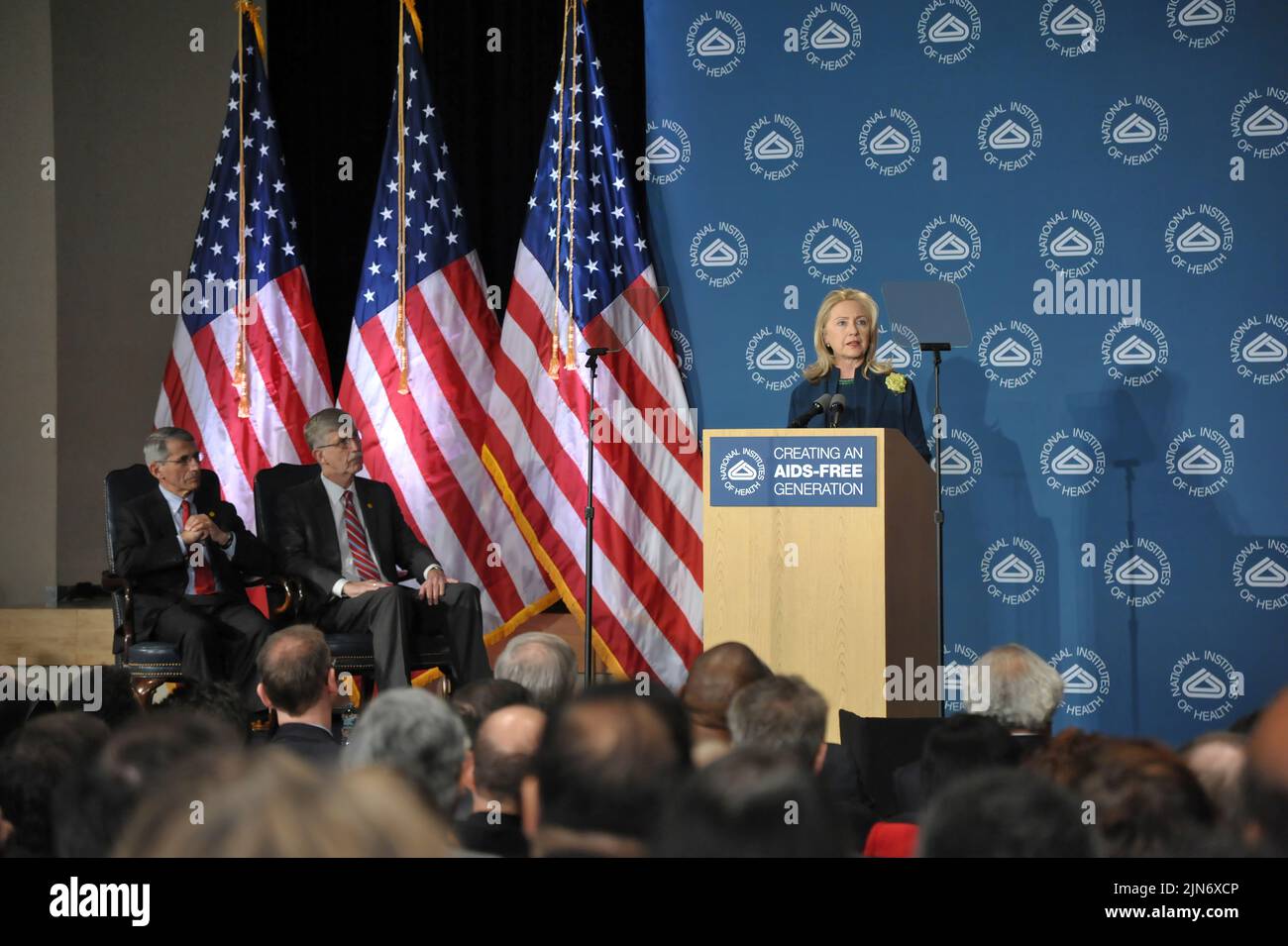 Außenministerin Hillary Rodham Clinton spricht vor dem NIH Außenministerin Hillary Rodham Clinton hält im November 2011 eine Rede über HIV/AIDS bei den nationalen Gesundheitsämtern. Ebenfalls auf der Bühne stehen der NIH-Regisseur Dr. Francis Collins (r) und der NIAID-Regisseur Dr. Anthony S. Fauci (l). Kredit: NIH Stockfoto