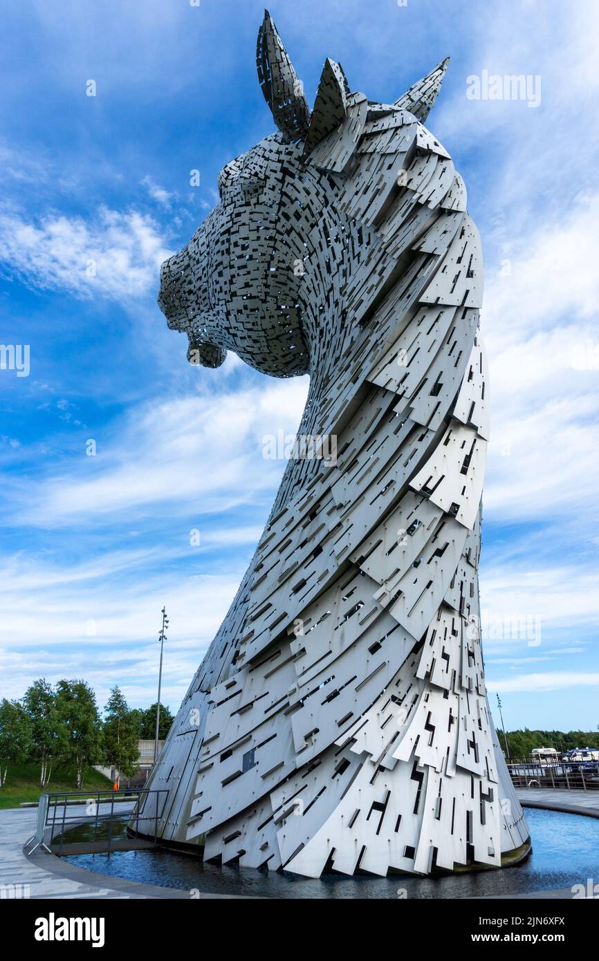 Falkirk, Vereinigtes Königreich - 20. Juni 2022: Eine der Kelpies-Pferdekopfskulpturen mit einem ausdrucksstarken, langbelichteten Himmel dahinter Stockfoto