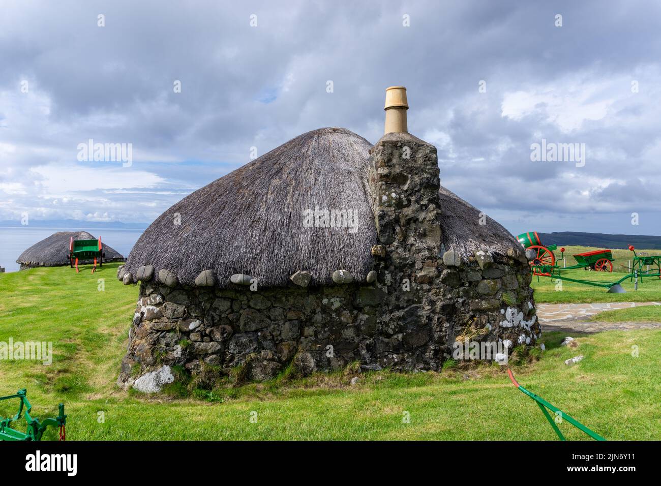 Kilmuir, Großbritannien - 1. Juli 2022: Nahaufnahme eines typischen Crofter-Cottage mit dicken Steinmauern und einem Reetdach Stockfoto