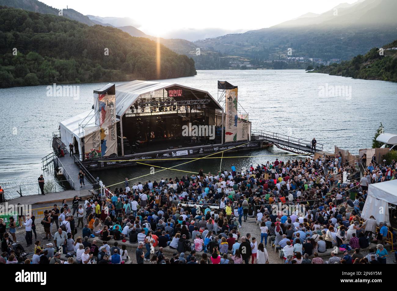 Schwimmende Bühne auf dem LanuzaStausee beim Pirineos Sur