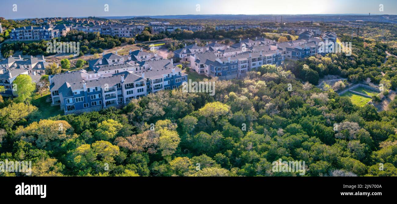 Austin, Texas - Luftpanoramischer Blick auf den Apartmentkomplex. Apartmentkomplex in der Mitte der Bäume mit üppigen grünen Blättern. Stockfoto