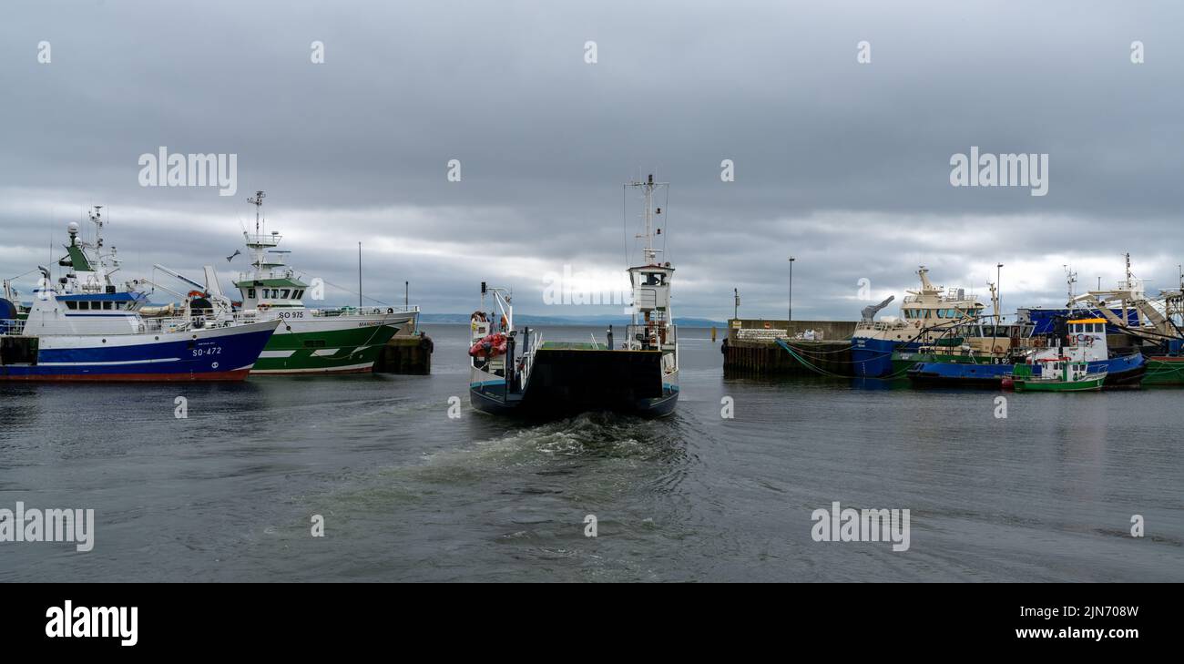 Greencastle, Irland - 9. Juli 2022: Die Lough Foyle Fähre verlässt den Hafen von Greencastle, um zum Magilligan Point in Nordirland zu fahren Stockfoto