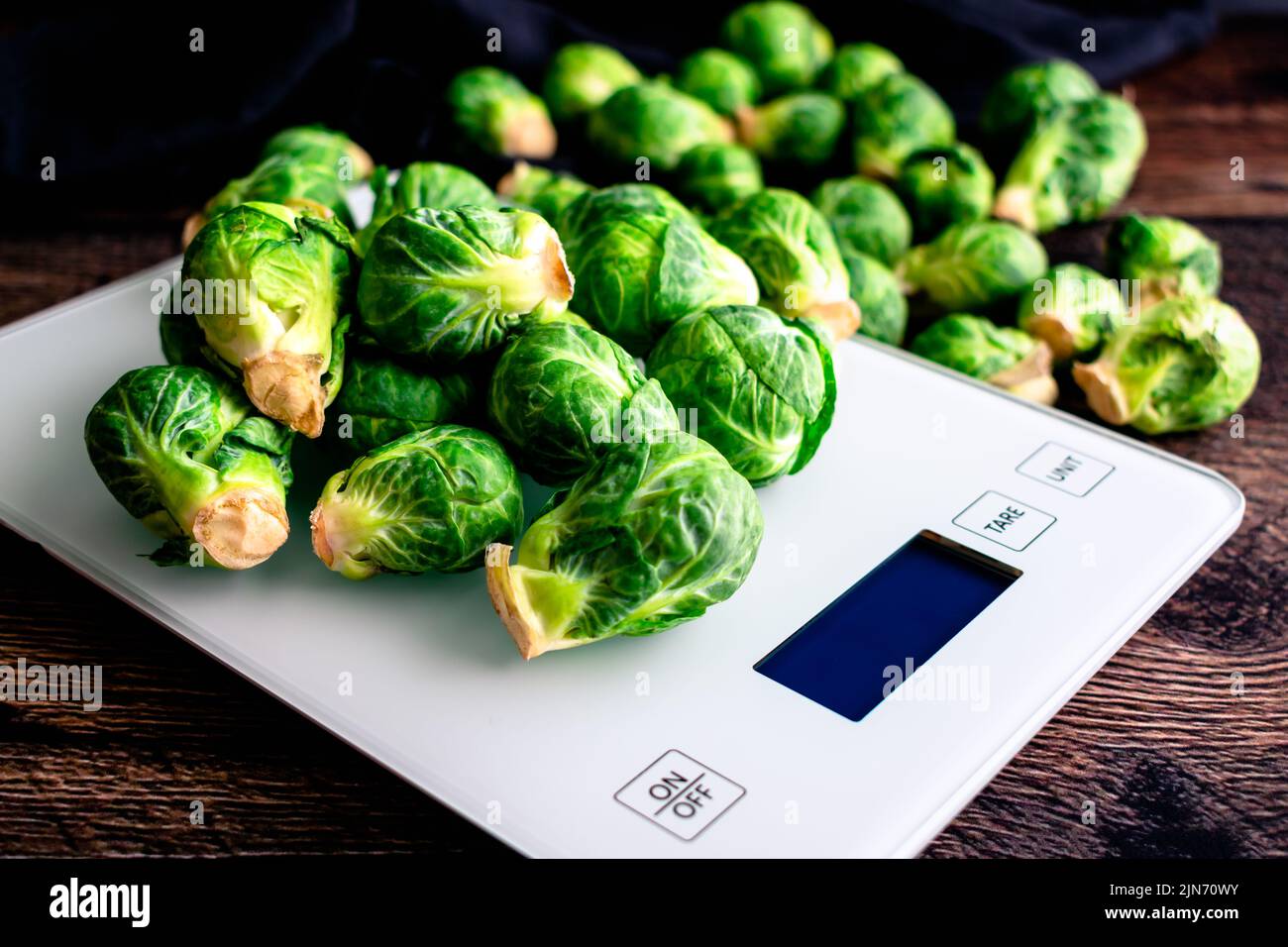 Frische Brüsseler Sprossen stapelten sich auf digitaler Skala: Eine Gruppe von organischen Brüsseler Sprossen auf Küchengröße Stockfoto
