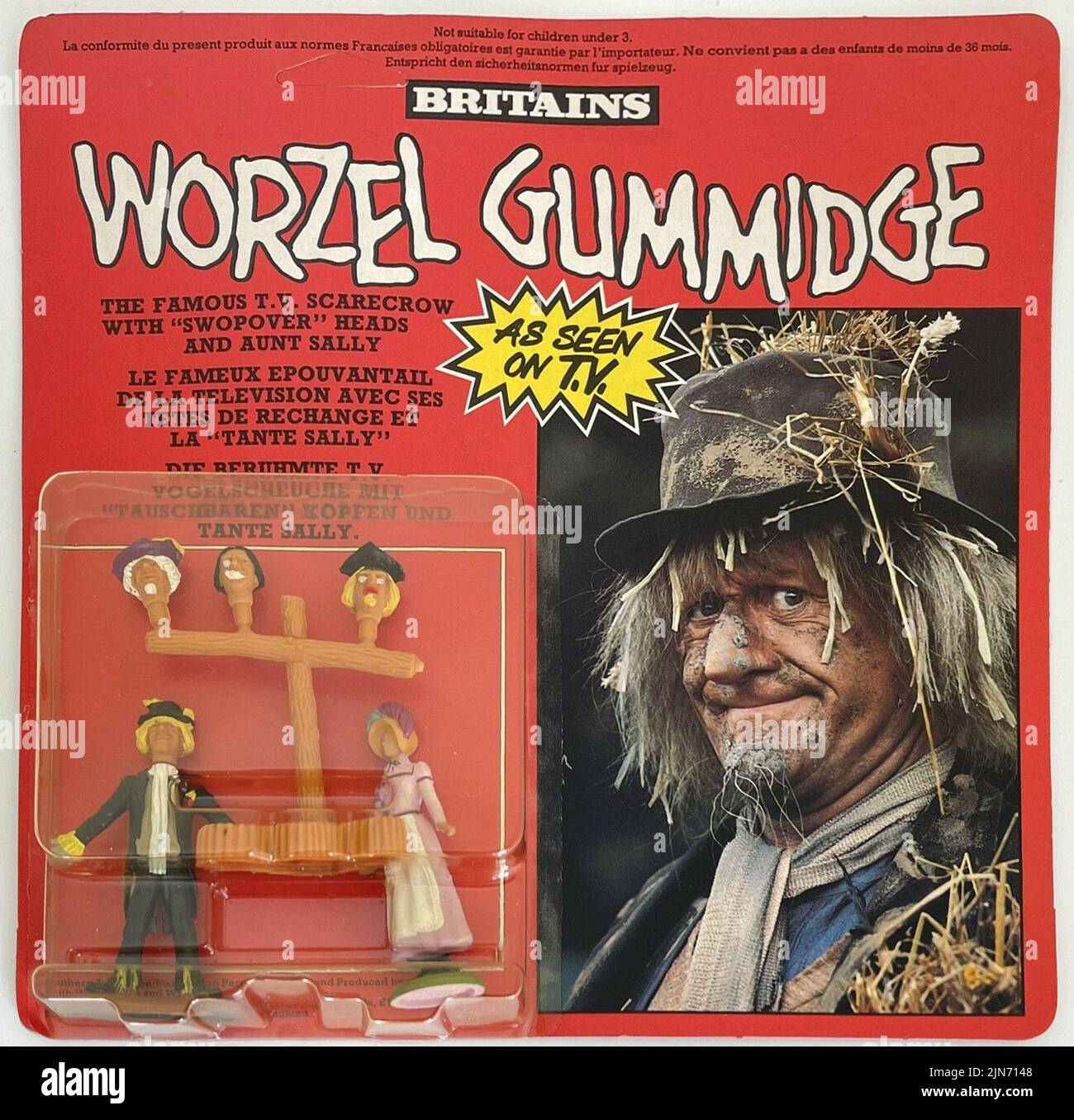 Plastikspielzeug von der berühmten britischen Firma Britains, aus der TV-Show Worzel Gummidge. Zeigt Jon Pertwee auf der Verpackung. Die Figur hat Pertwee und abnehmbare Köpfe. Stockfoto