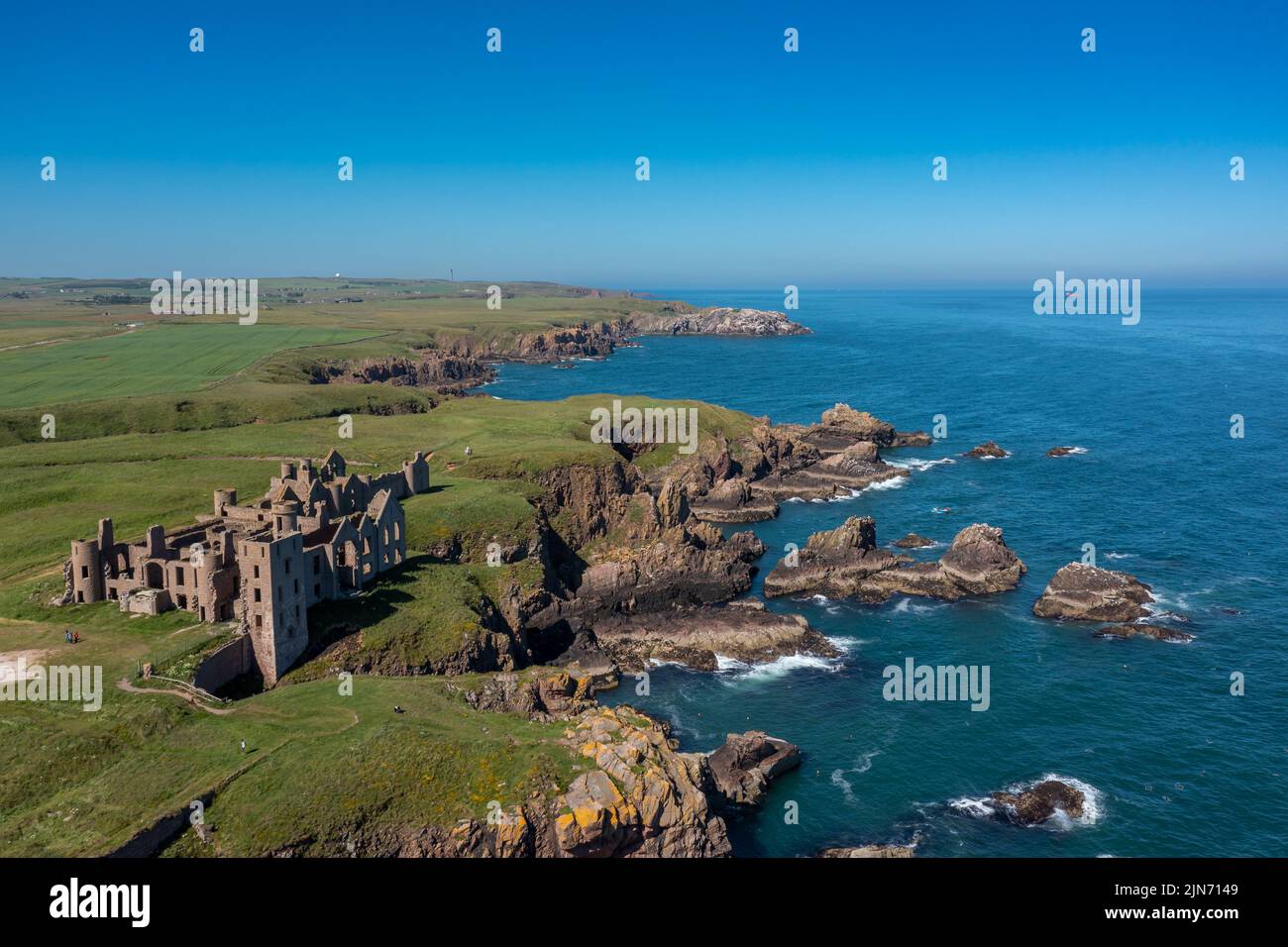 Cruden Bay, Großbritannien - 23. Juni 2022: Drohnenansicht von Slains Castle und der wilden Küste von Aberdeenshire Stockfoto
