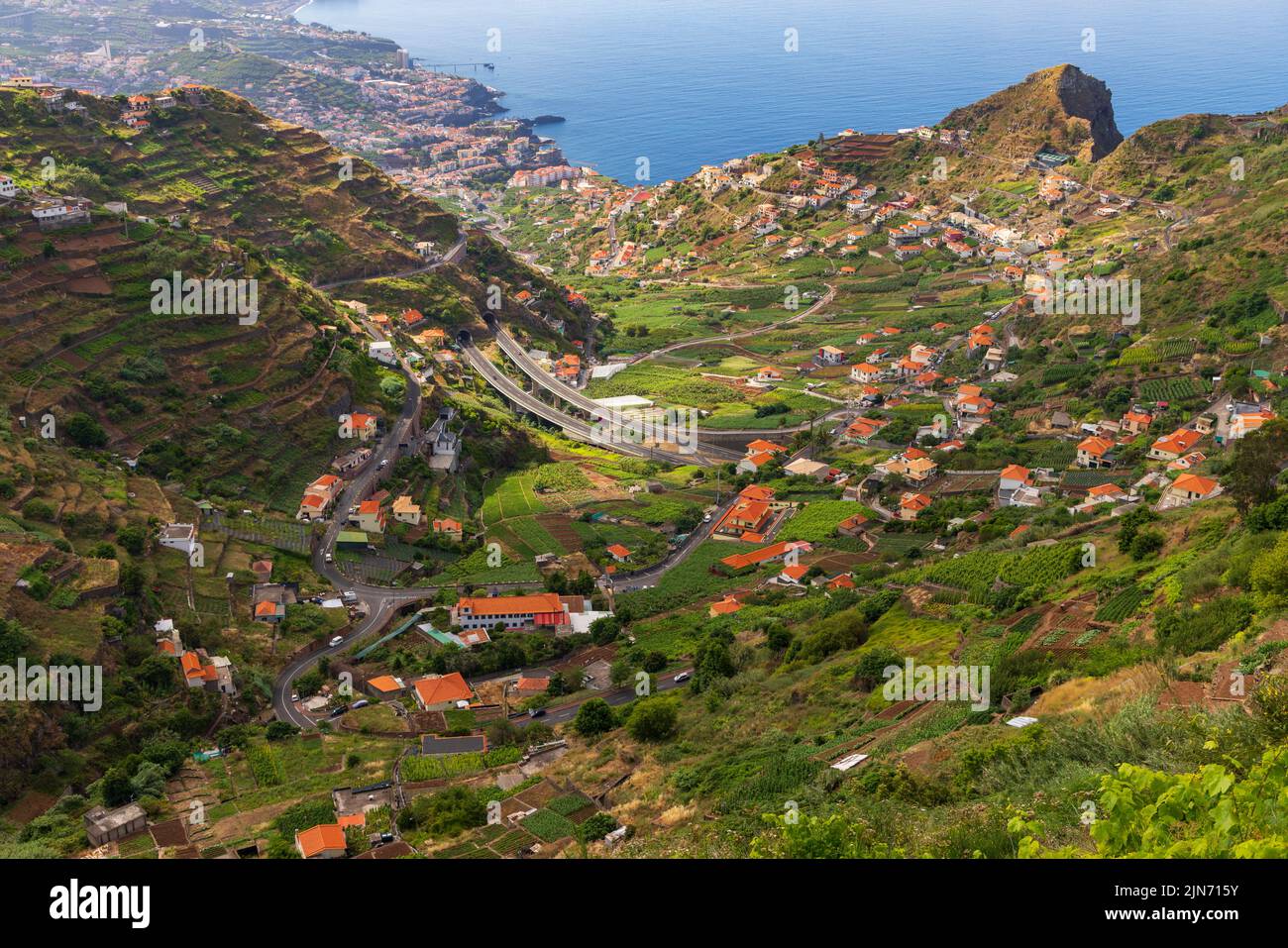 Blick auf den Hafen und die Bucht von Câmara do Lobos von einem Mirador im Süden von Madeira, Portugal Stockfoto