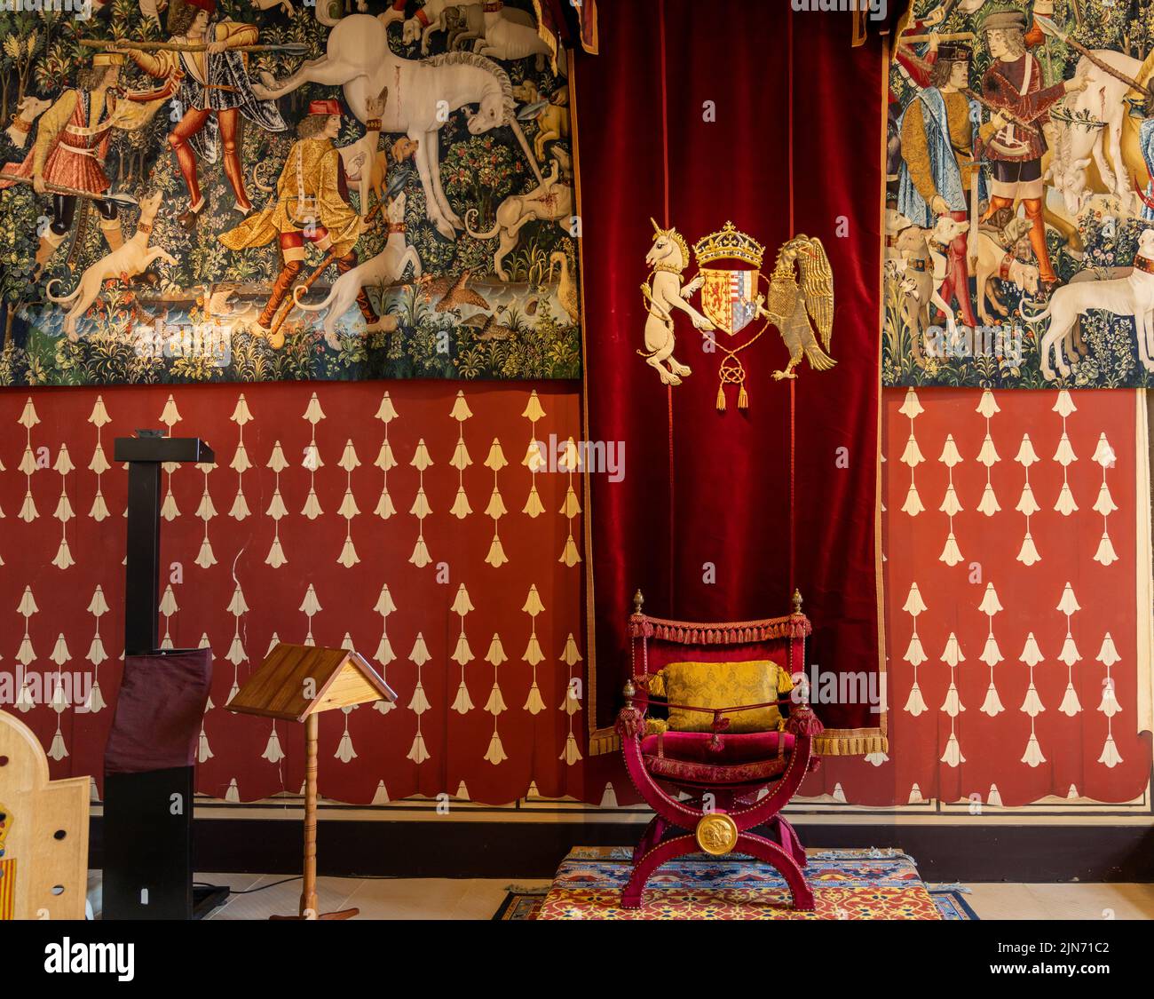 Stirling, Großbritannien - 20. Juni 2022: Innenansicht der Nachbildung der Queen's Inner Hall und des Thrones im Stirling Castle Stockfoto