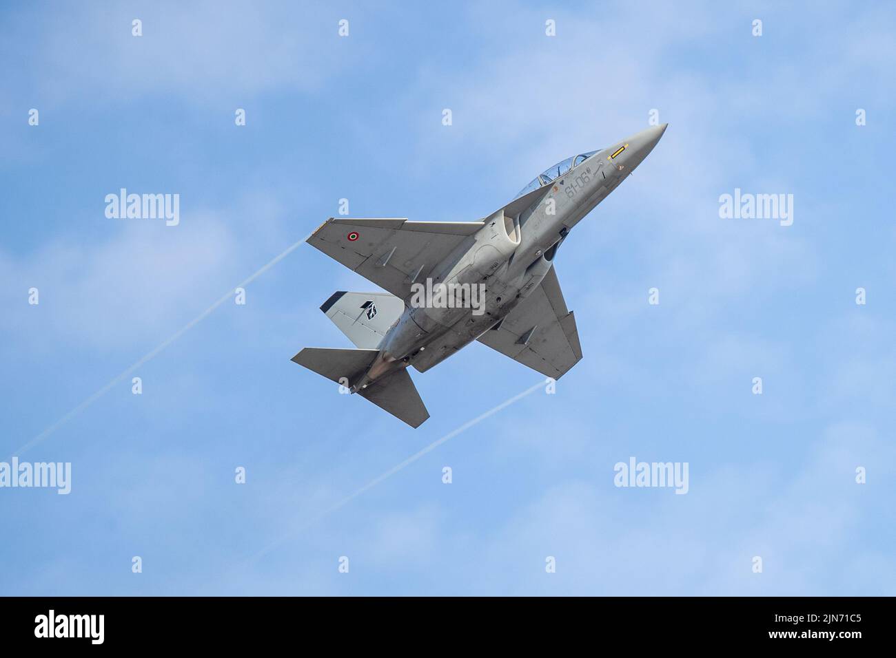 Italienische Luftwaffe - Leonardo T-346A Master Jet Trainer in der Luft auf der Royal International Air Tattoo 2022 Stockfoto