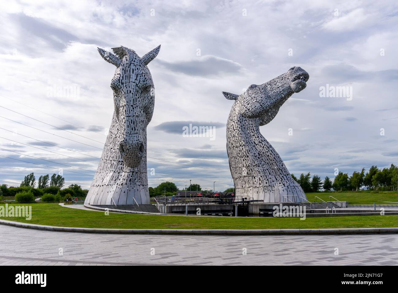 Falkirk, Großbritannien - 20. Juni 2022: Die Kelpies in Falkirk unter einem ausdrucksstarken, bewölkten Himmel Stockfoto