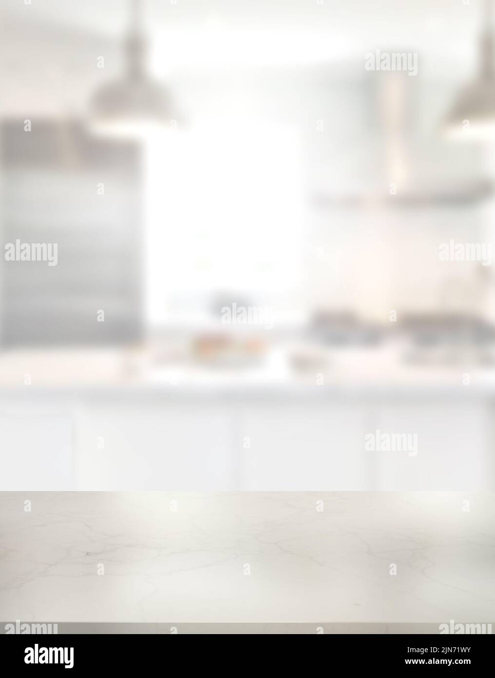 Leere Arbeitsplatte aus weißem Marmor auf verschwommenem Küchenfenster zur Produktpräsentation. Stilvolle Marmortischplatte mit Platz zum Kopieren für Ihr Design. Stockfoto