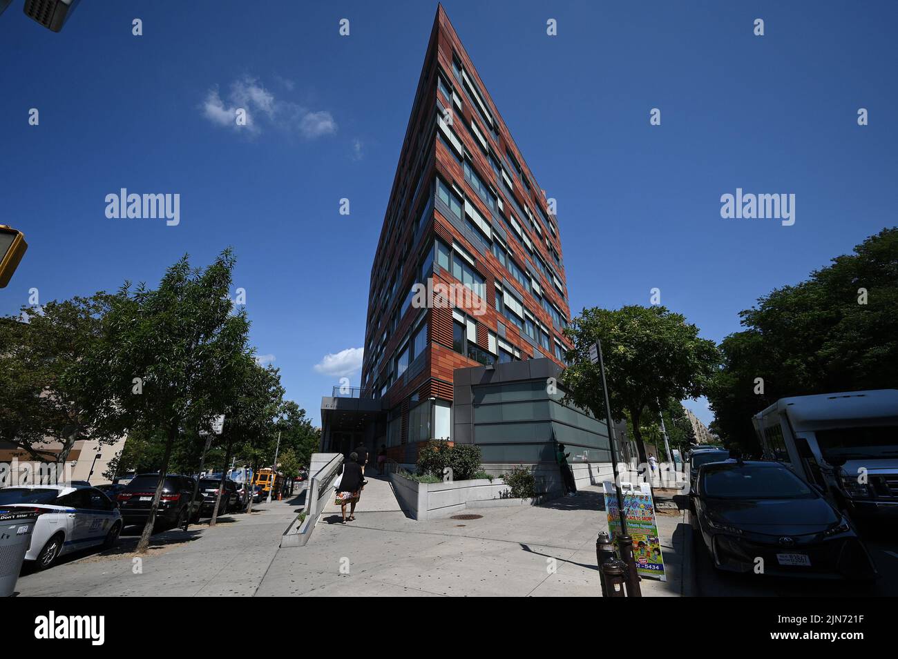 Außenansicht des Department of Obdachlos Services (DHS) Assessment Shelter Intake Center im Stadtteil Bronx in New York City, 9. August 2022. Texas Gov. Gregg Abbott hat Asylbewerber nach New York City gescheut, wo sie aufgenommen wurden und durch DEN WEG in das Obdachlosenheim von New York City verarbeitet werden; Die Regierung Biden kündigte an, die Trump-Ära zu beenden ‘bleibe heute in Mexikos Politik, Asylbewerbern die Einreise in die Vereinigten Staaten zu ermöglichen. (Foto: Anthony Behar/Sipa USA) Stockfoto