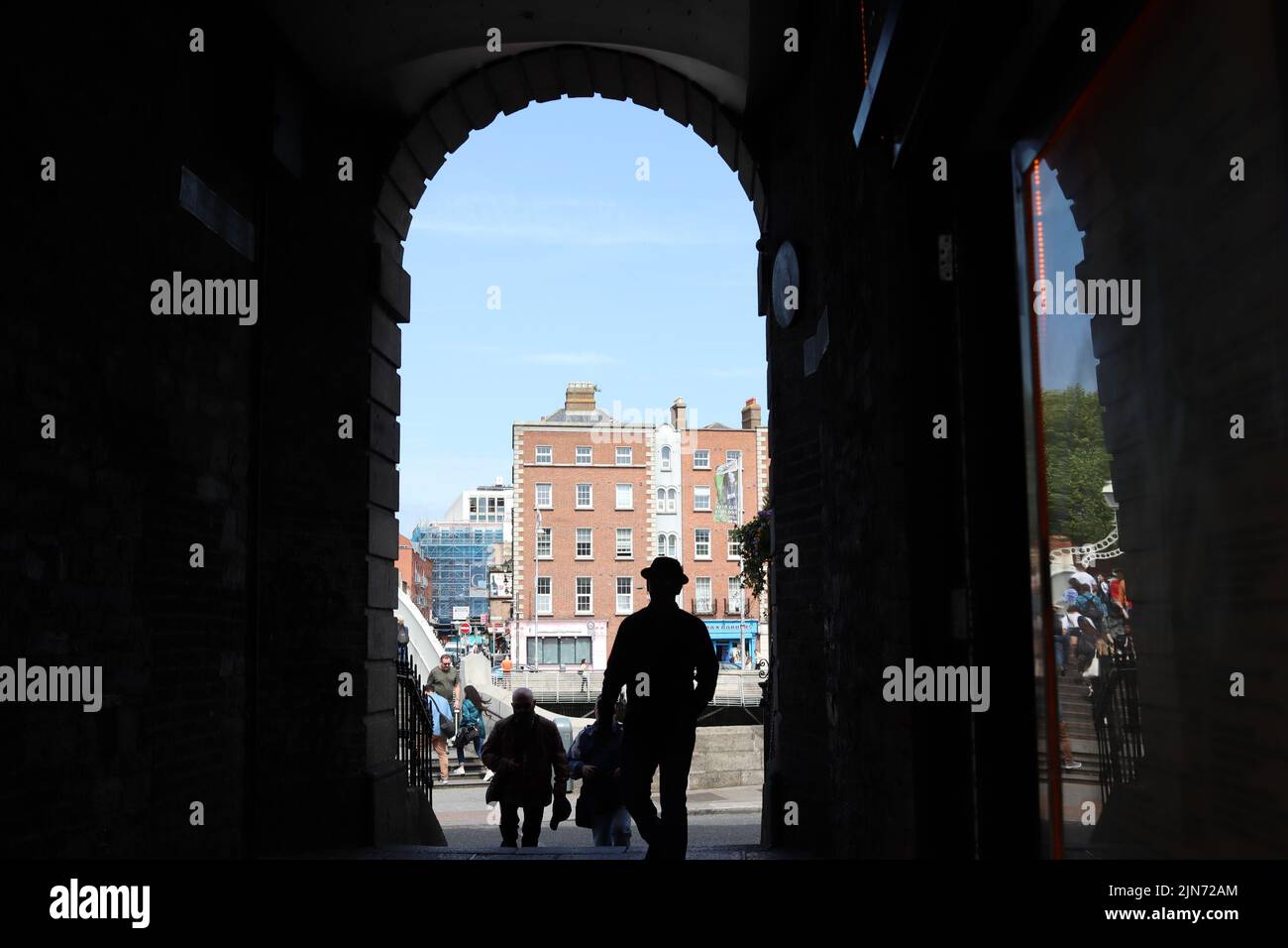 Die Menschen unter dem Merchant's Arch Stockfoto