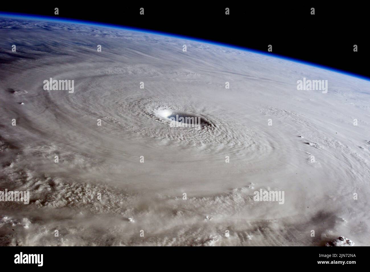 PHILIPPINEN - 31. März 2015 - Dieses Foto des Super-Taifuns Maysak wurde von der Astronautin der Europäischen Weltraumorganisation Samantha Cristoforetti als Inter aufgenommen Stockfoto