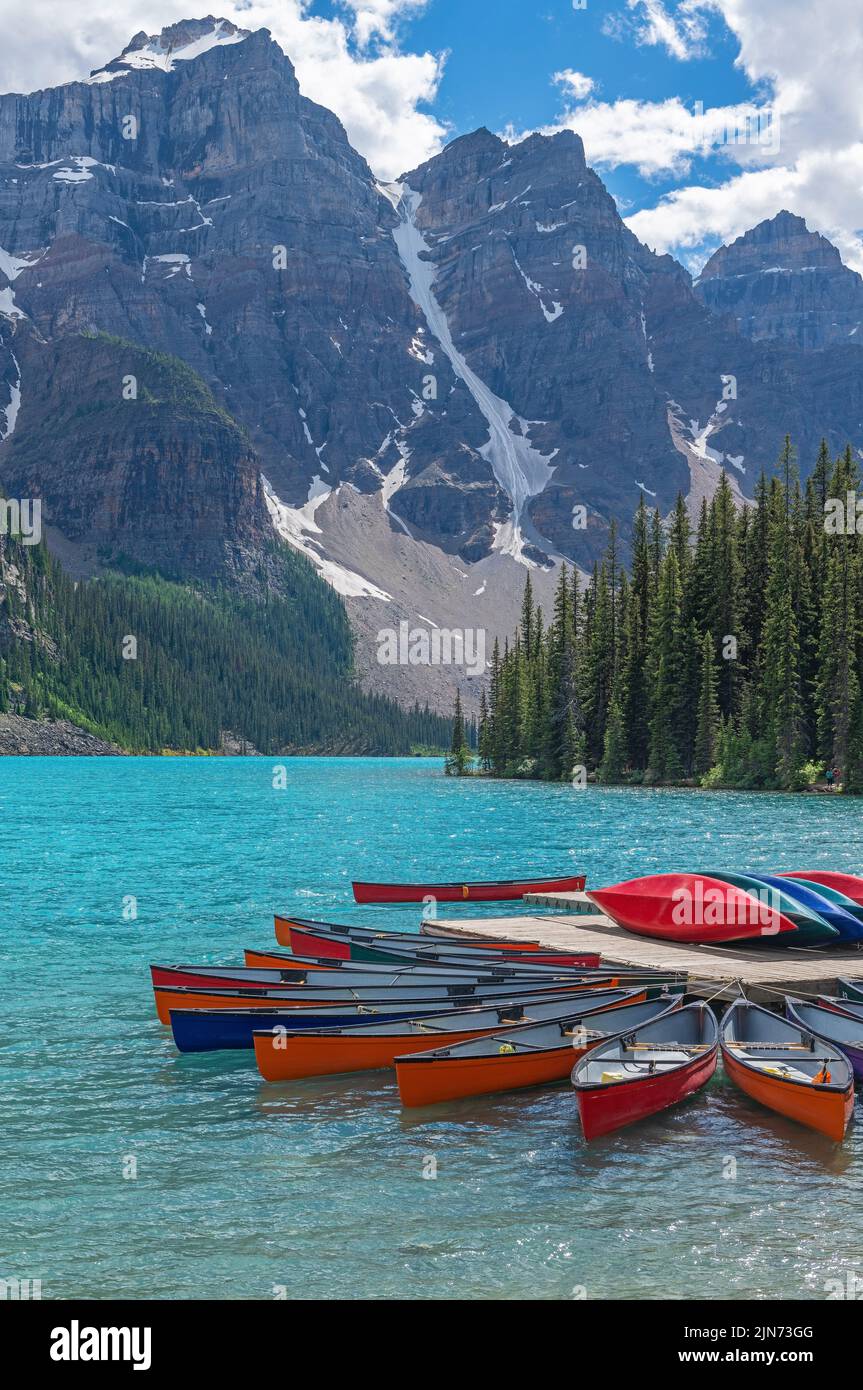 Moraine Lake im Sommer mit Kajaks zu vermieten, Banff Nationalpark, Kanada. Stockfoto