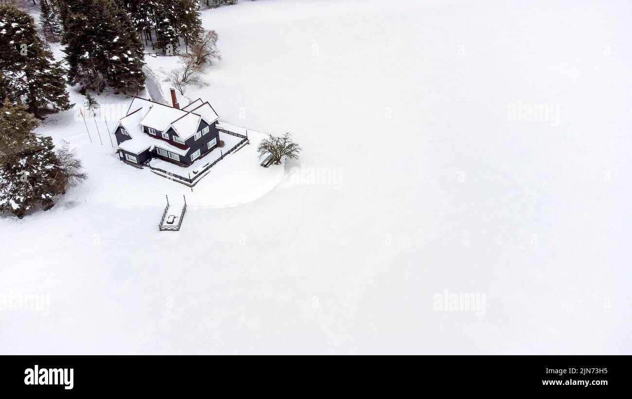 Golcuk - Bolu - Türkei, Winterschneelandschaft. Foto des Reisekonzepts. Drohnenfoto. Stockfoto