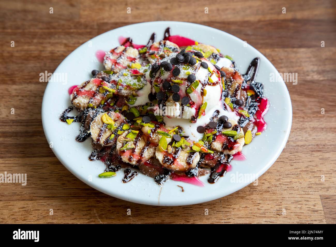 Eisportionierer mit Waffel und Schokoladensauce Stockfoto