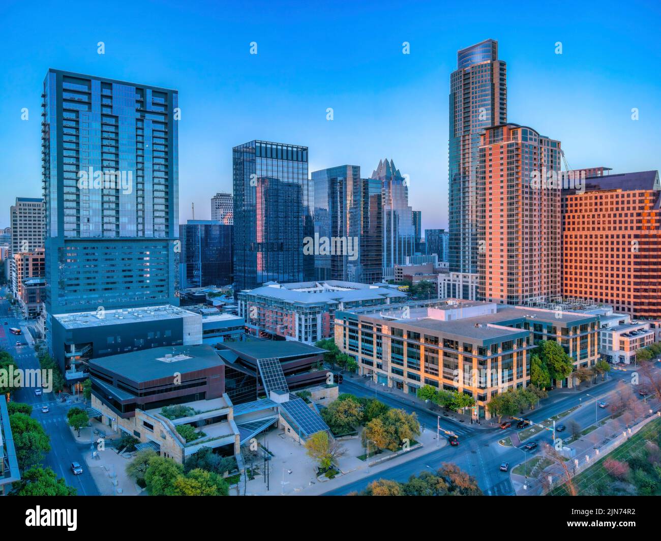 Geschäfts- und Wohngebäude in Austin, Texas. Zwischen den Wolkenkratzern gibt es Autobahnen mit reflektierenden Glaswänden gegen den Himmel. Stockfoto