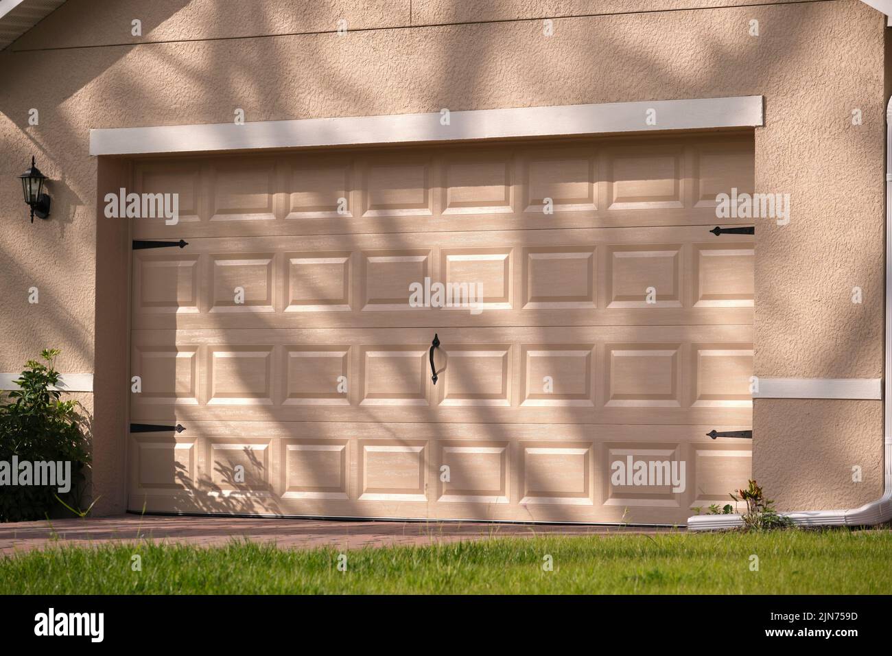 Breite Garage Doppeltür und Betonzufahrt des neuen modernen amerikanischen Hauses Stockfoto