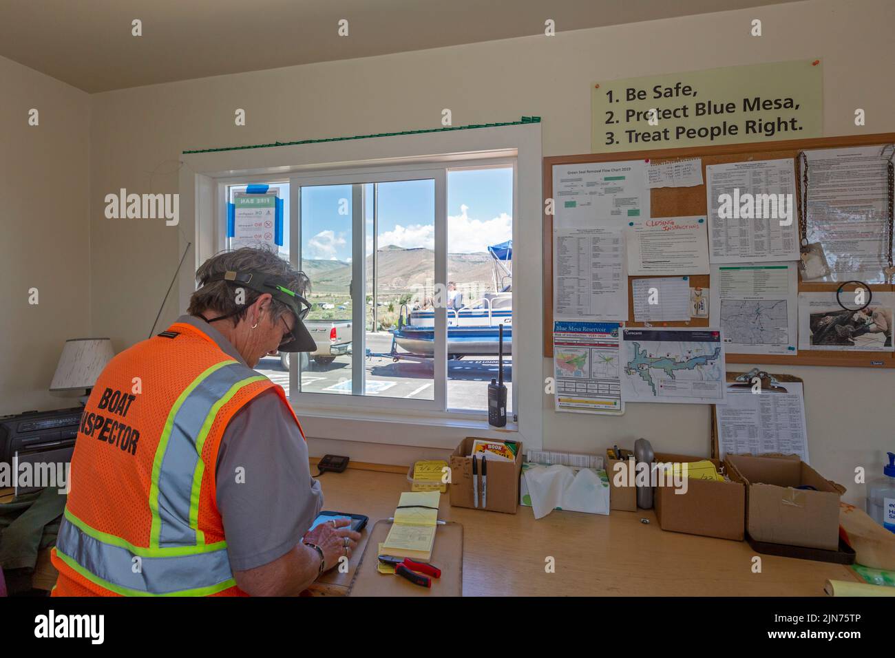 Gunnison, Colorado - Carol Soell, ein Bootsinspektor im Curecanti National Recreation Area, zeichnet Informationen auf, nachdem er ein Boot bei Blue Mesa Res inspiziert hat Stockfoto