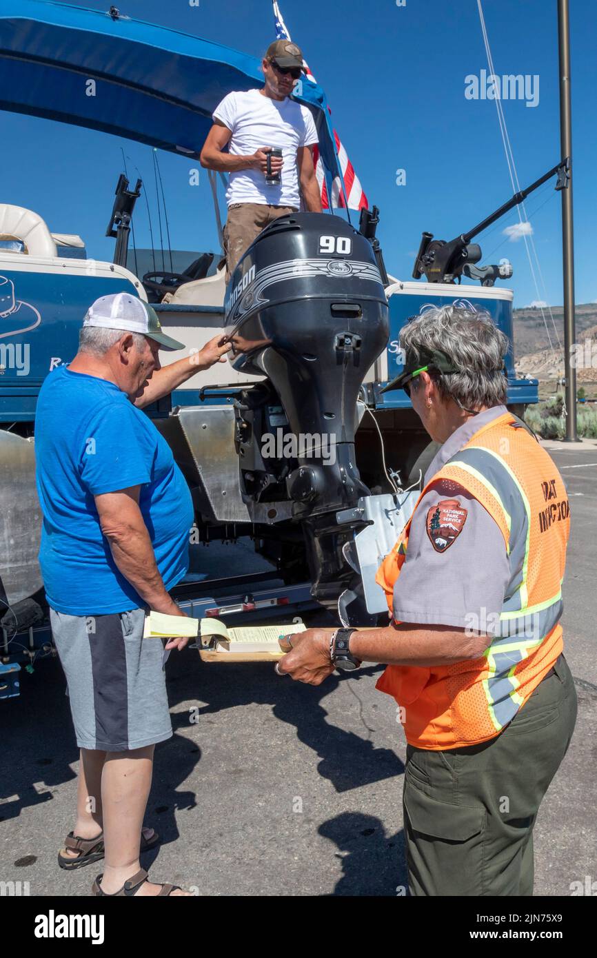 Gunnison, Colorado - Carol Soell, ein Bootsinspektor im Curecanti National Recreation Area, überprüft Boote, die in das Blue Mesa Reservoir einfahren und es verlassen Stockfoto