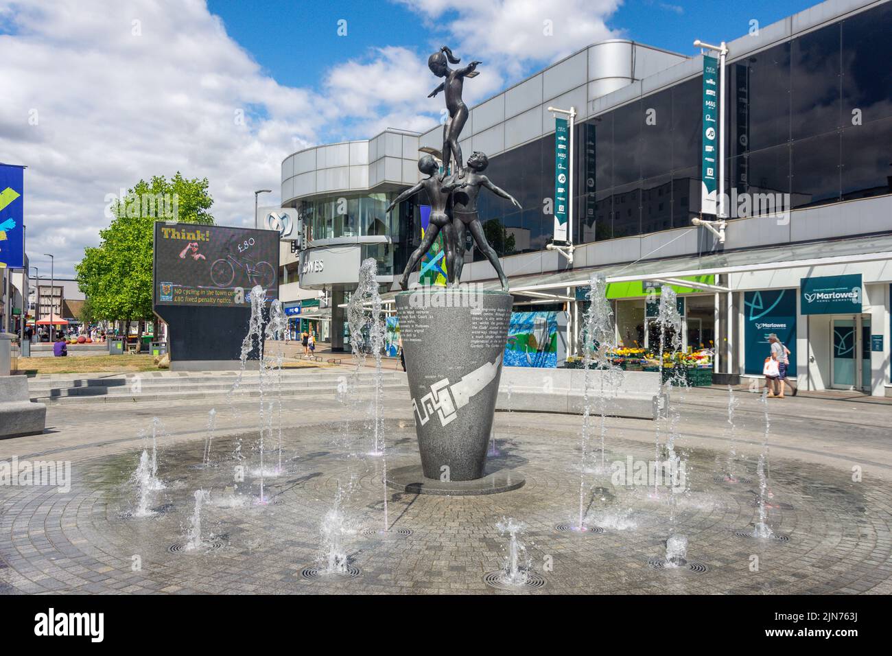 „WaterPlay“-Skulptur und Brunnen vor dem Marlowes Shopping Centre, Hemel Hempstead, Hertfordshire, England, Großbritannien Stockfoto