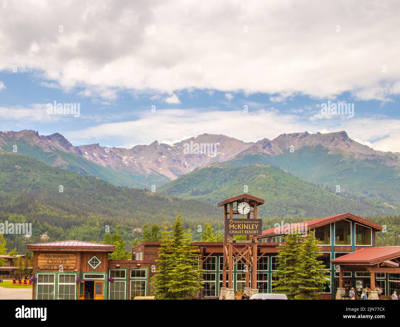 2022-06-22 Denali Alaska USA - Rustikales McKinley Chalet Resort mit verschwommenen Bergen in der Nähe von Denali - ehemals Mr McKinley - Nationalpark in Alaska - Stockfoto