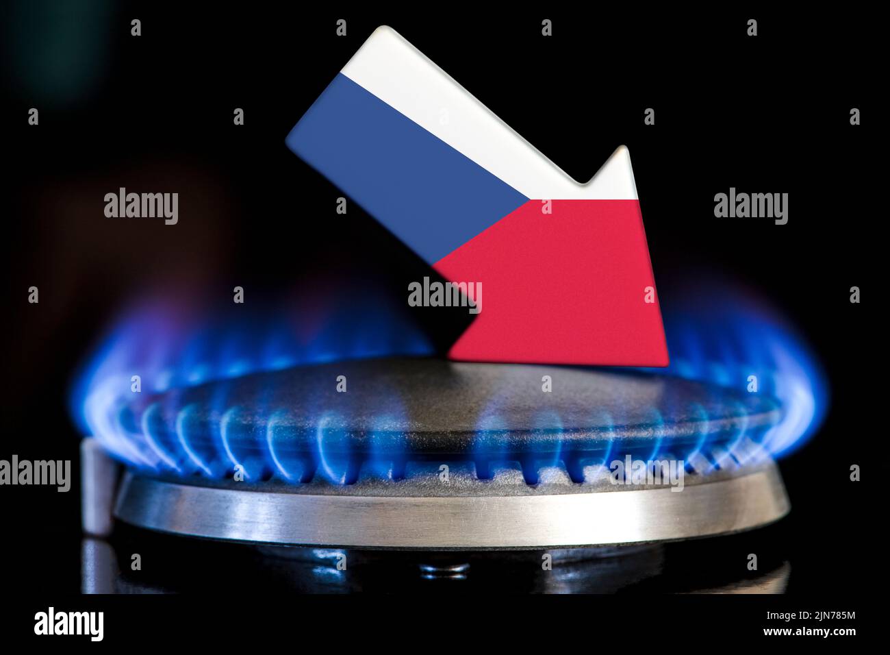 Verringerte Gaslieferungen in der Tschechischen Republik. Ein Gasherd mit brennender Flamme und einem Pfeil in den Farben der tschechischen Flagge, der nach unten zeigt Stockfoto