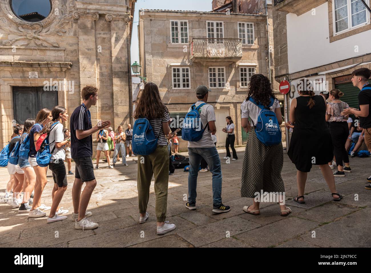 Santiago de Compostela, Spanien. 5. august 2022: Tausende junger Pilger kommen nach Santiago Stockfoto