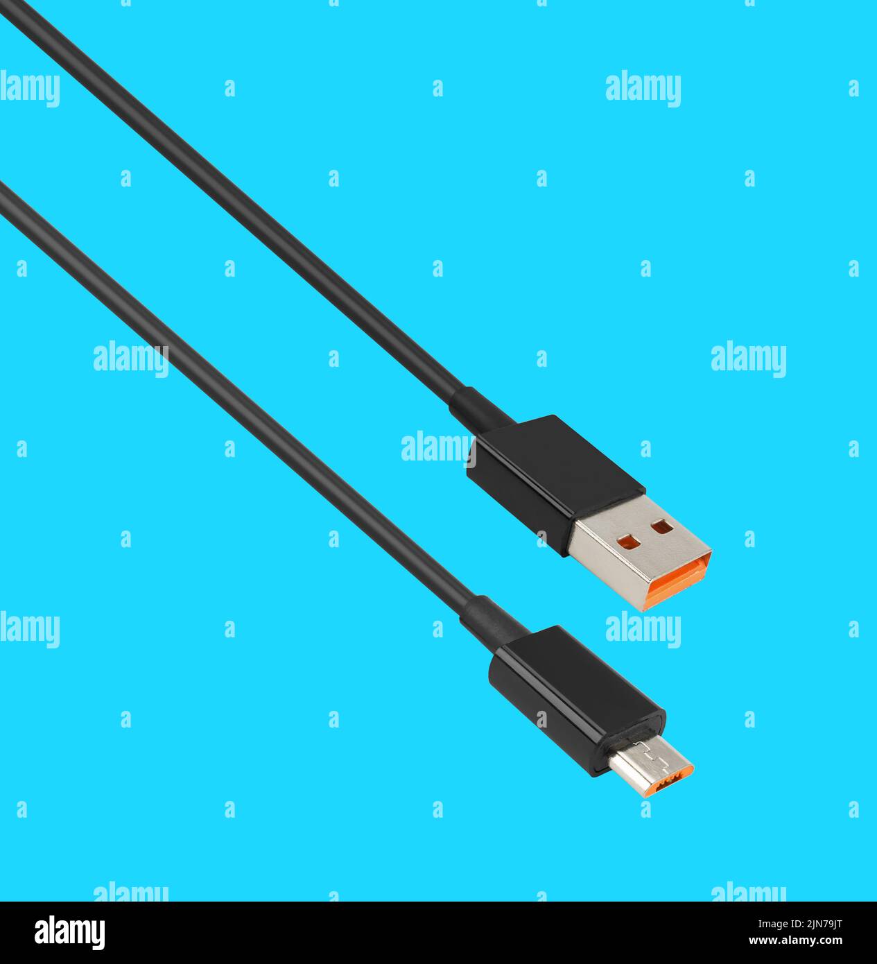 Kabel mit USB- und Micro-USB-Anschluss, isoliert auf blauem Hintergrund Stockfoto