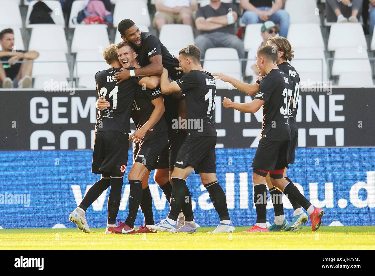 Meal, Deutschland. 09. Aug, 2022. firo: 00.08.2022, Fußball, Fußball, 3. Liga, 3. Bundesliga, Saison 2022/2023, RW Essen, RWE - Viktoria Koln Jubilation Viktoria nach Tor zu 3:0 von Marcel Risse, an der Spitze Jamil Siebert und i der Witte Moritz Fritz nach Felix Bastians eigenem Tor zum Tor 3:0 Quelle: dpa/Alamy Live News Stockfoto