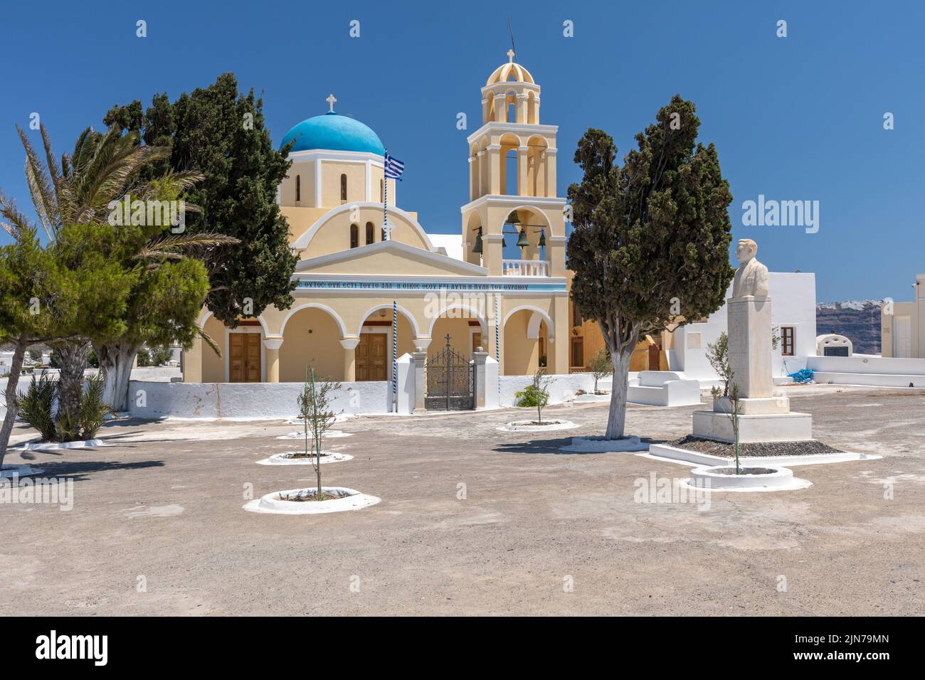 St. George Kirche, (Agios Georgios) und Büste von Loukas Nomikos, der die Kirche nach den Erdbeben von 1956 restauriert hat, Oia, Santorini, Griechenland, EU Stockfoto