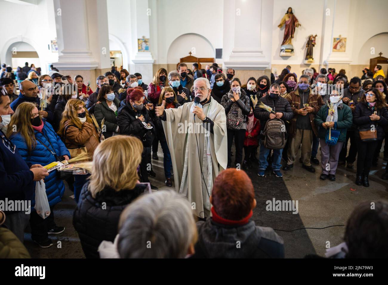 Buenos Aires, Argentinien. 07. August 2022. Ein Priester spricht zu den Gläubigen des Heiligen der Arbeit im Tempel von San Cayetano. Nach zwei Jahren Pandemie wurde das große Fest von San Cayetano in der Kirche Santuario San Cayetano, im kosmopolitischen Viertel Liniers der Stadt Buenos Aires, erneut gefeiert. Wie jedes Jahr im August 7 konnten viele Gläubige das Bild berühren und den Heiligen der Arbeit verehren, um um Brot, Frieden und Nahrung zu bitten. Kredit: SOPA Images Limited/Alamy Live Nachrichten Stockfoto