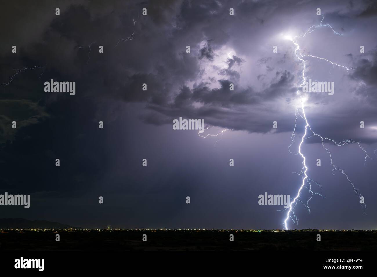 Monsun-Gewitter und Blitzschlag über Casa Grande, Arizona Stockfoto