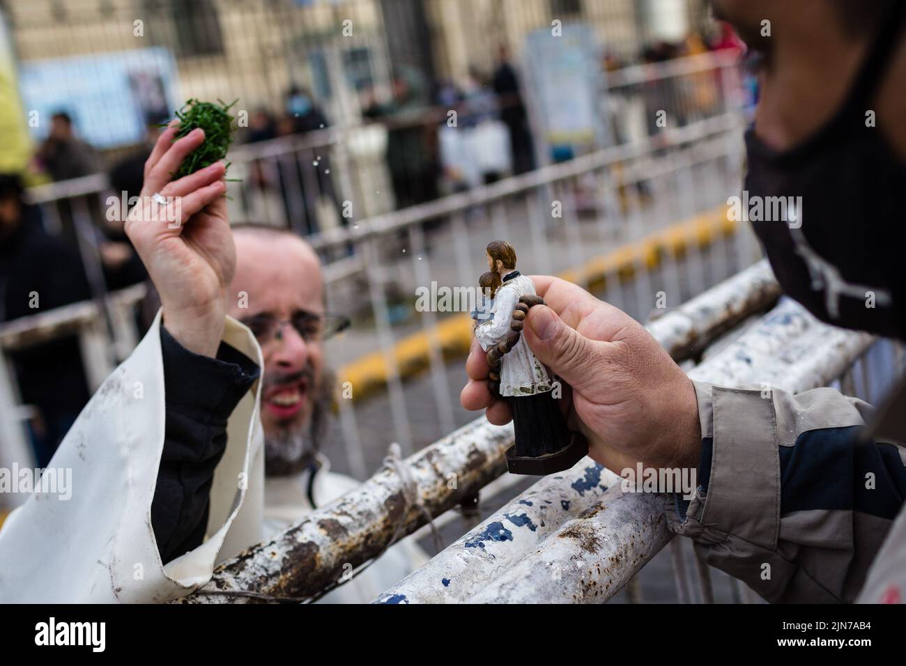 Buenos Aires, Argentinien. 07. August 2022. Ein Priester segnet das Bild des heiligen Cayetano. Nach zwei Jahren Pandemie wurde das große Fest von San Cayetano in der Kirche Santuario San Cayetano, im kosmopolitischen Viertel Liniers der Stadt Buenos Aires, erneut gefeiert. Wie jedes Jahr im August 7 konnten viele Gläubige das Bild berühren und den Heiligen der Arbeit verehren, um um Brot, Frieden und Nahrung zu bitten. (Foto von Nacho Boullosa/SOPA Images/Sipa USA) Quelle: SIPA USA/Alamy Live News Stockfoto