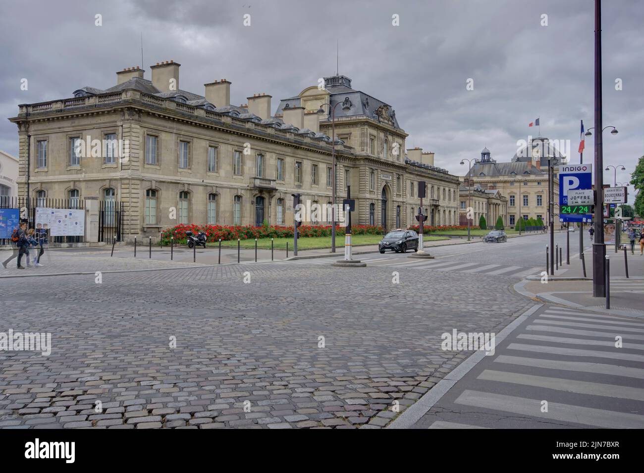 Paris, Frankreich - 26. Mai 2022: Militärschule mit Bewegungsunschärfe von Fußgängern und Fahrzeugen im Vordergrund Stockfoto