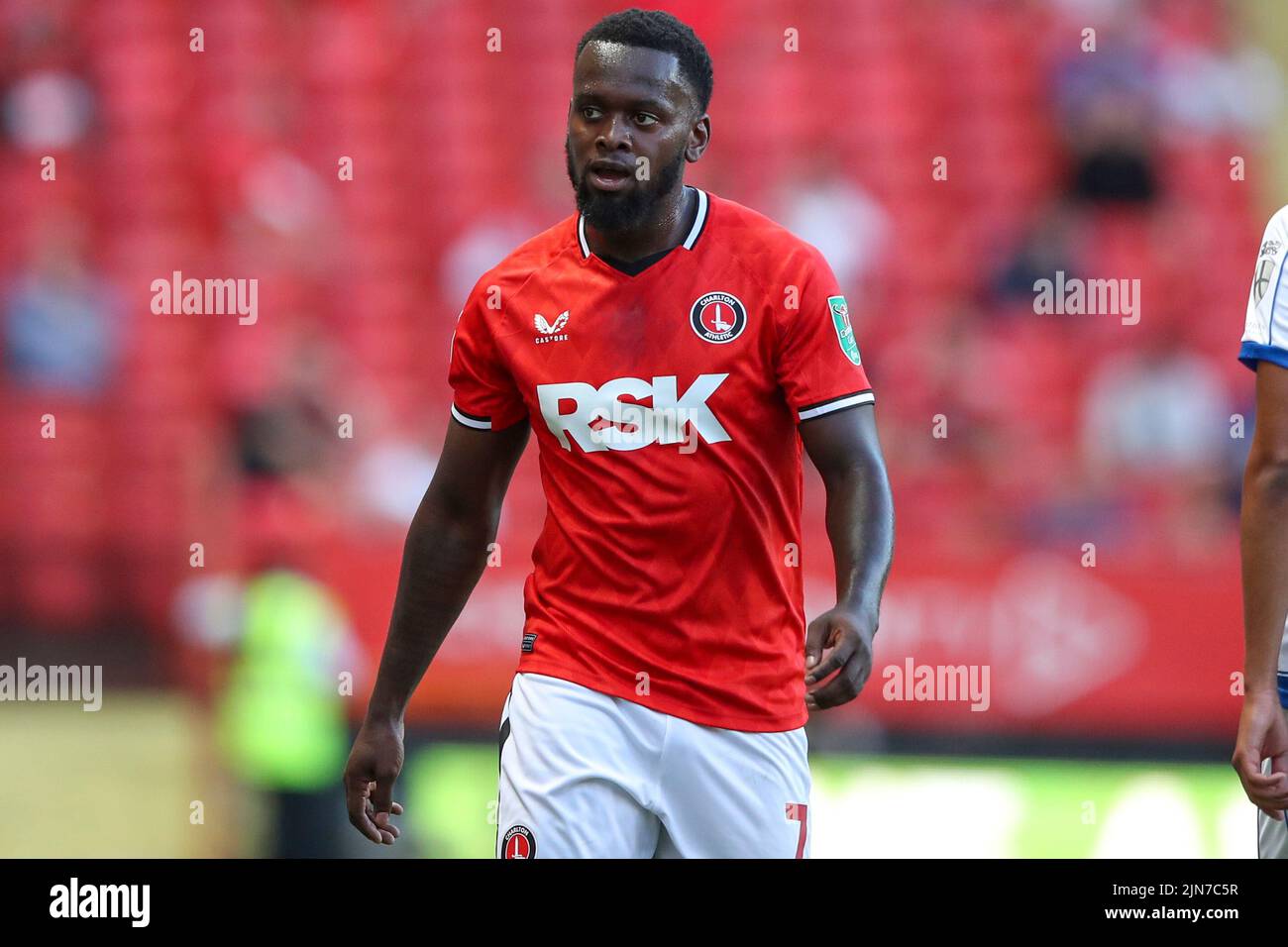 The Valley, London am Dienstag, den 9.. August 2022. Diallang Jaiyesimi von Charlton Athletic während des Carabao Cup-Spiels zwischen Charlton Athletic und den Queens Park Rangers am Dienstag, dem 9.. August 2022, im The Valley, London. (Kredit: Tom West | MI News) Kredit: MI Nachrichten & Sport /Alamy Live News Stockfoto