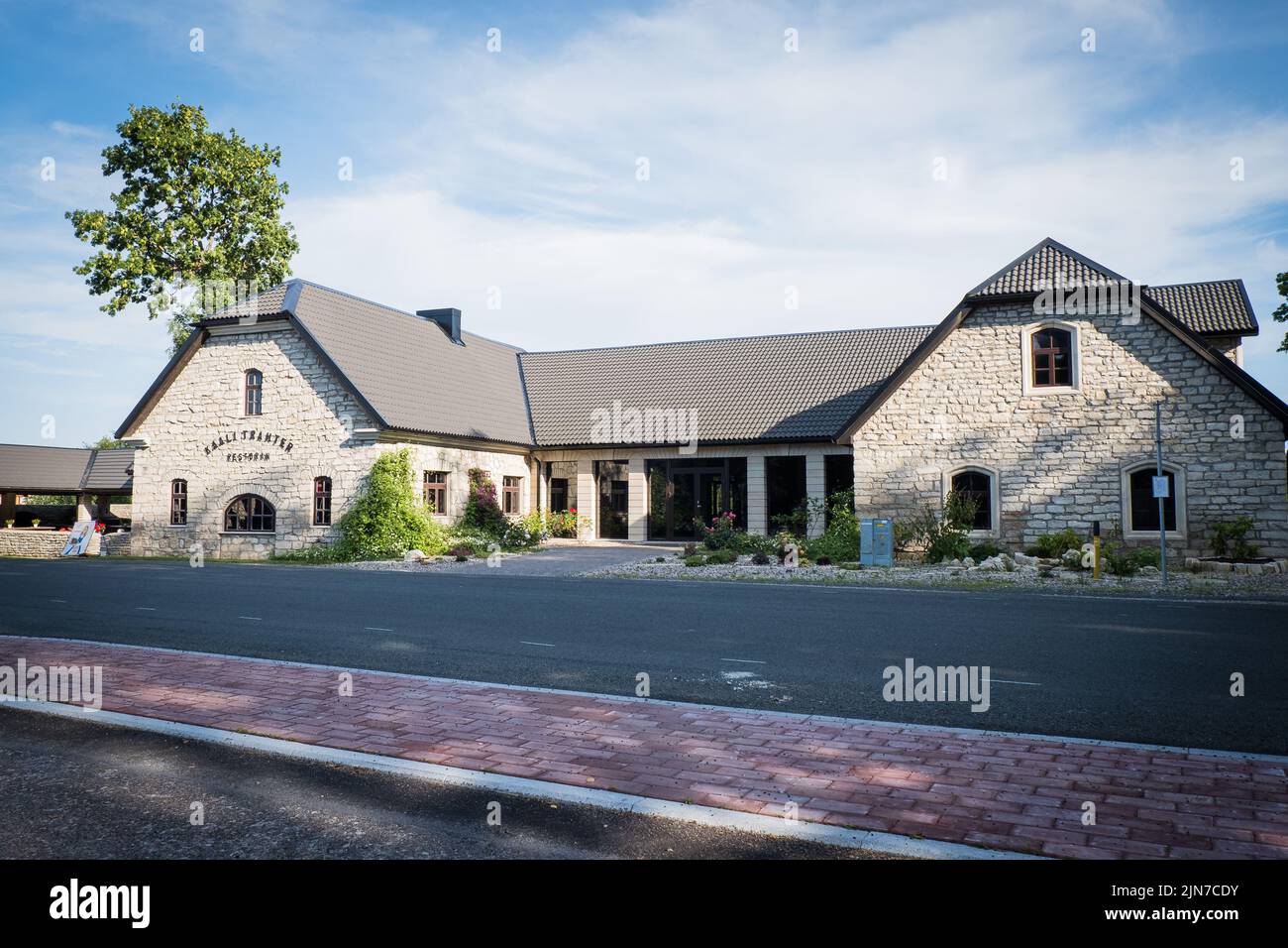 Kaali Tavern im Schlossstil. Kalkstein- und Dolomitgebäude. Stockfoto