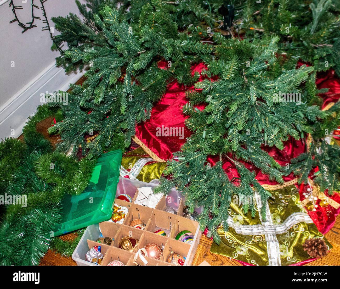 Weihnachtsschmuck in plastikbox -Fotos und -Bildmaterial in hoher Auflösung  – Alamy