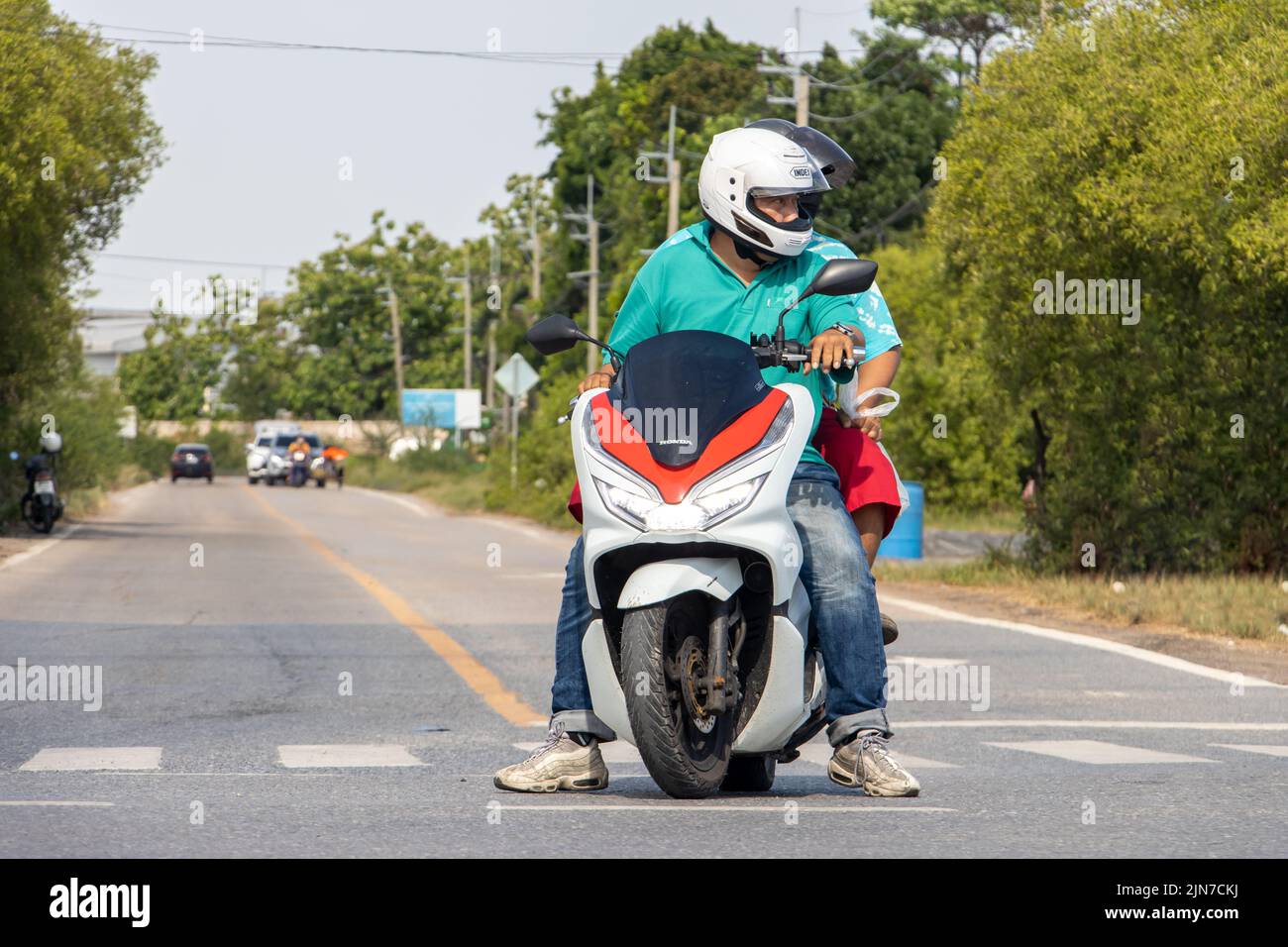 BANGKOK, THAILAND, APR 29 2022, Ein Motorradfahrer steht an einer Kreuzung Stockfoto