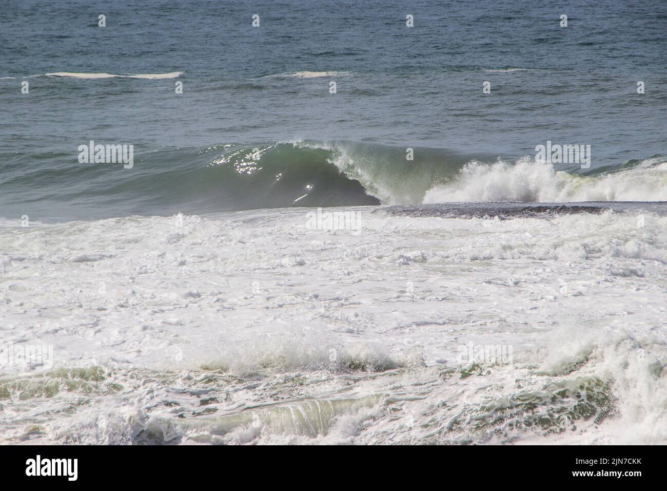 Winken Sie am Küstenabbruch in der Küste von Rio de Janeiro Stockfoto