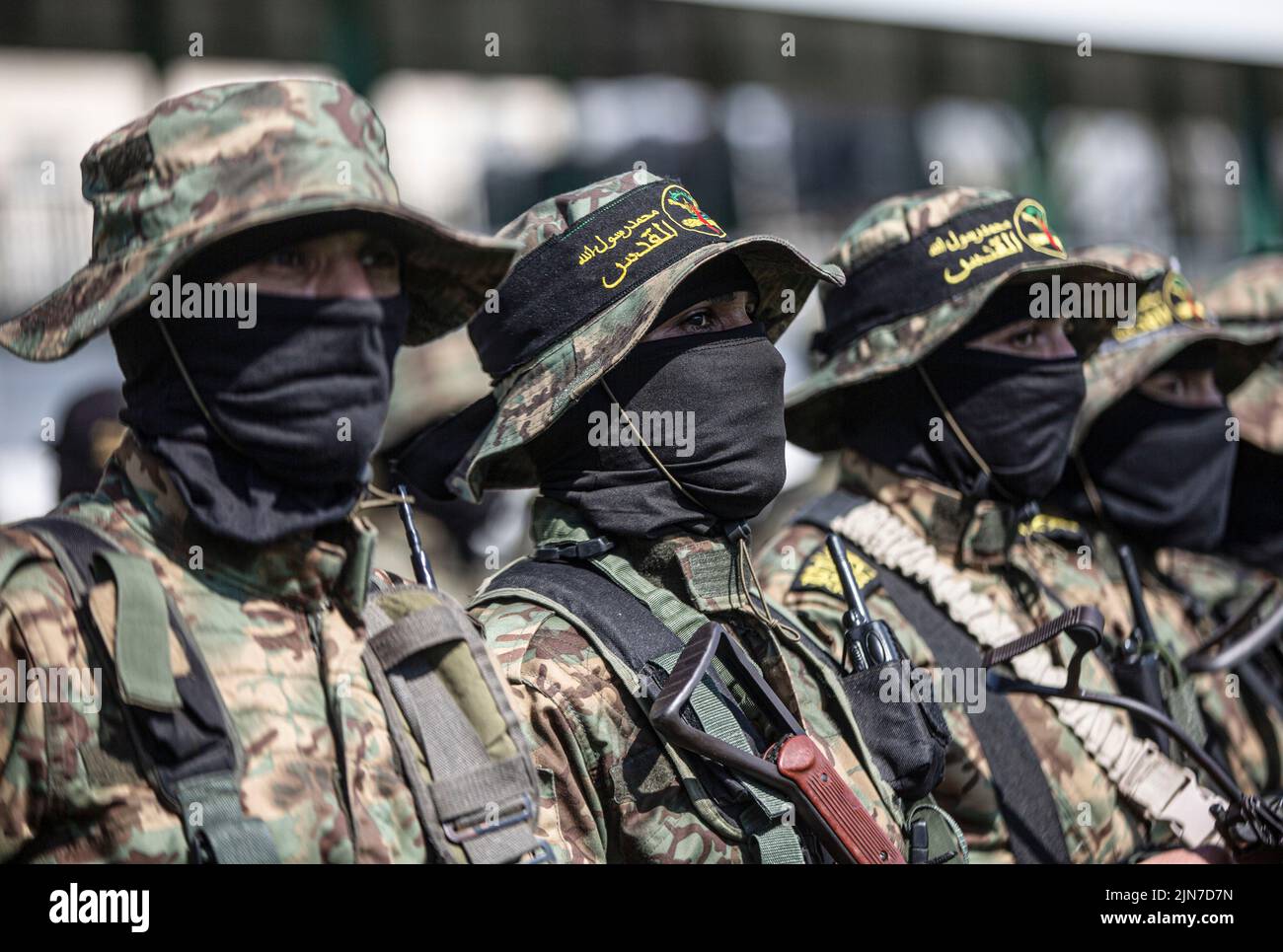 Gaza, Palästina. 08. August 2022. Maskierte Kämpfer der Al-Quds Brigaden, des militärischen Flügels des Islamischen Jihad, nehmen an der Trauer um Khaled Mansour, einen prominenten Führer des Islamischen Jihad, Teil, der bei israelischen Luftangriffen in Rafah im südlichen Gazastreifen gemartert wurde. Der Waffenstillstand begann am späten Sonntag von Ägypten. (Foto von Yousef Masoud/SOPA Images/Sipa USA) Quelle: SIPA USA/Alamy Live News Stockfoto