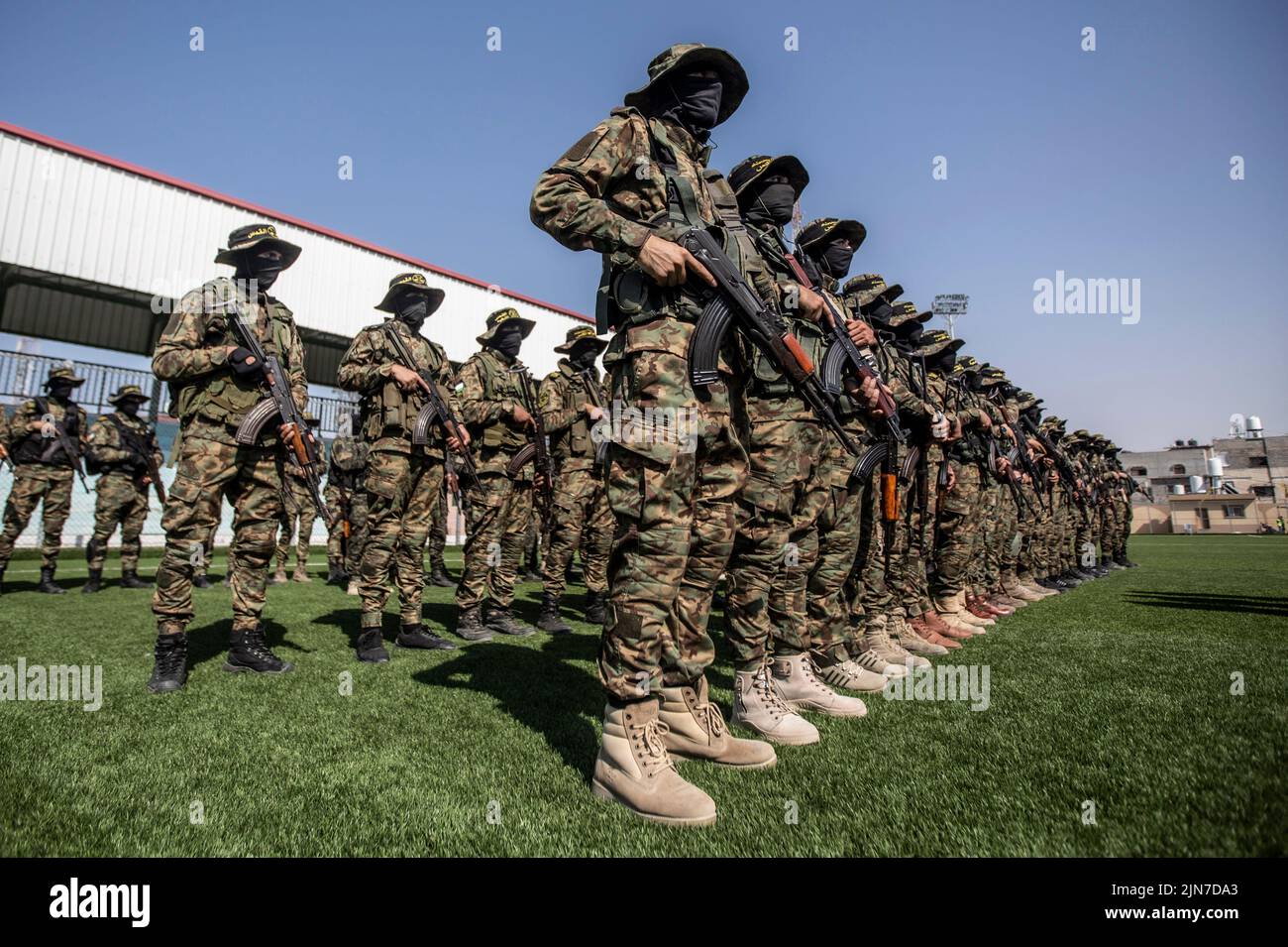 Gaza, Palästina. 08. August 2022. Maskierte Kämpfer der Al-Quds Brigaden, des militärischen Flügels des Islamischen Jihad, nehmen an der Trauer um Khaled Mansour, einen prominenten Führer des Islamischen Jihad, Teil, der bei israelischen Luftangriffen in Rafah im südlichen Gazastreifen gemartert wurde. Der Waffenstillstand begann am späten Sonntag von Ägypten. (Foto von Yousef Masoud/SOPA Images/Sipa USA) Quelle: SIPA USA/Alamy Live News Stockfoto