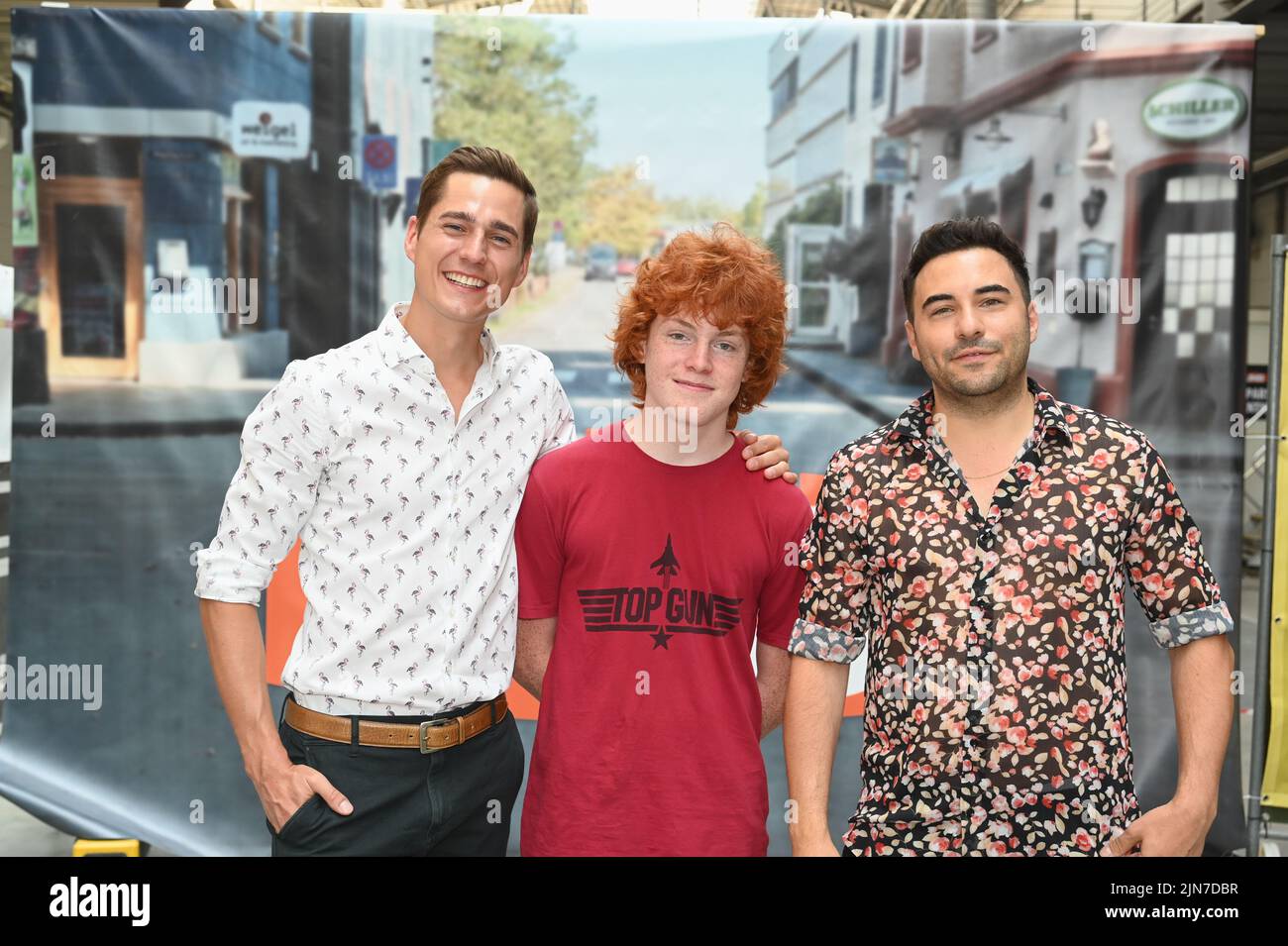 Köln, Deutschland. 08. August 2022. Die Schauspieler Timothy Boldt, Paul  Eilert und Lars Steinhöfel, l-r, posieren beim großen Fantreffen und der  Preisverleihung für das Starvotum „unter uns“ im Rahmen der RTL-Serie „unter