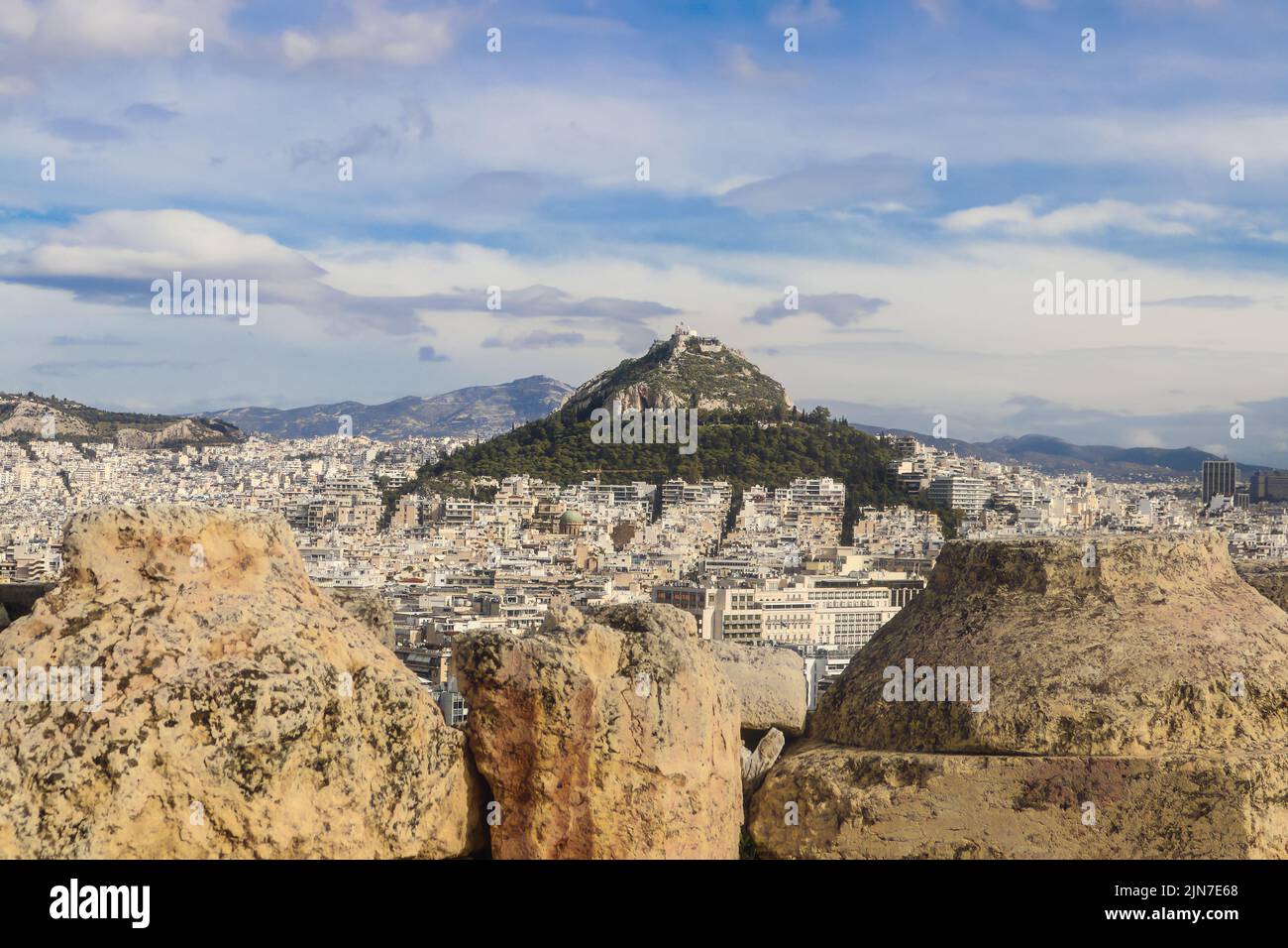 Die weißgetünchte Georgios-Kapelle thront auf dem Lykavittos-Hügel in Athen, von den Felswänden der Akropolis aus gesehen Stockfoto